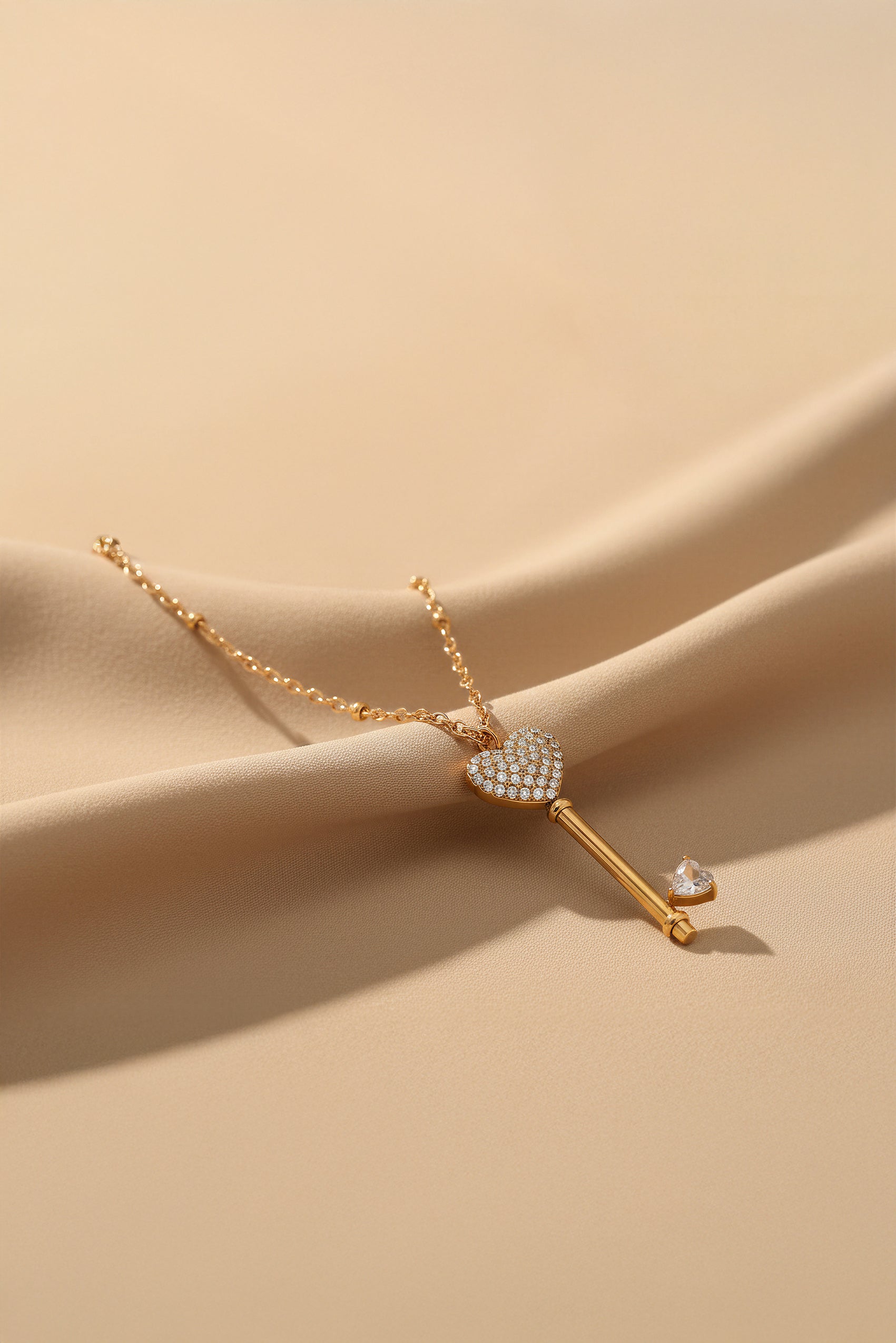 Feine Herzkette mit funkelndem Schlüsselanhänger