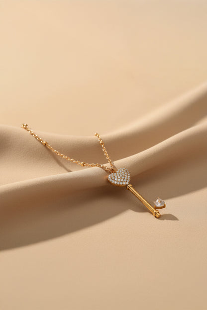 Feine Herzkette mit funkelndem Schlüsselanhänger