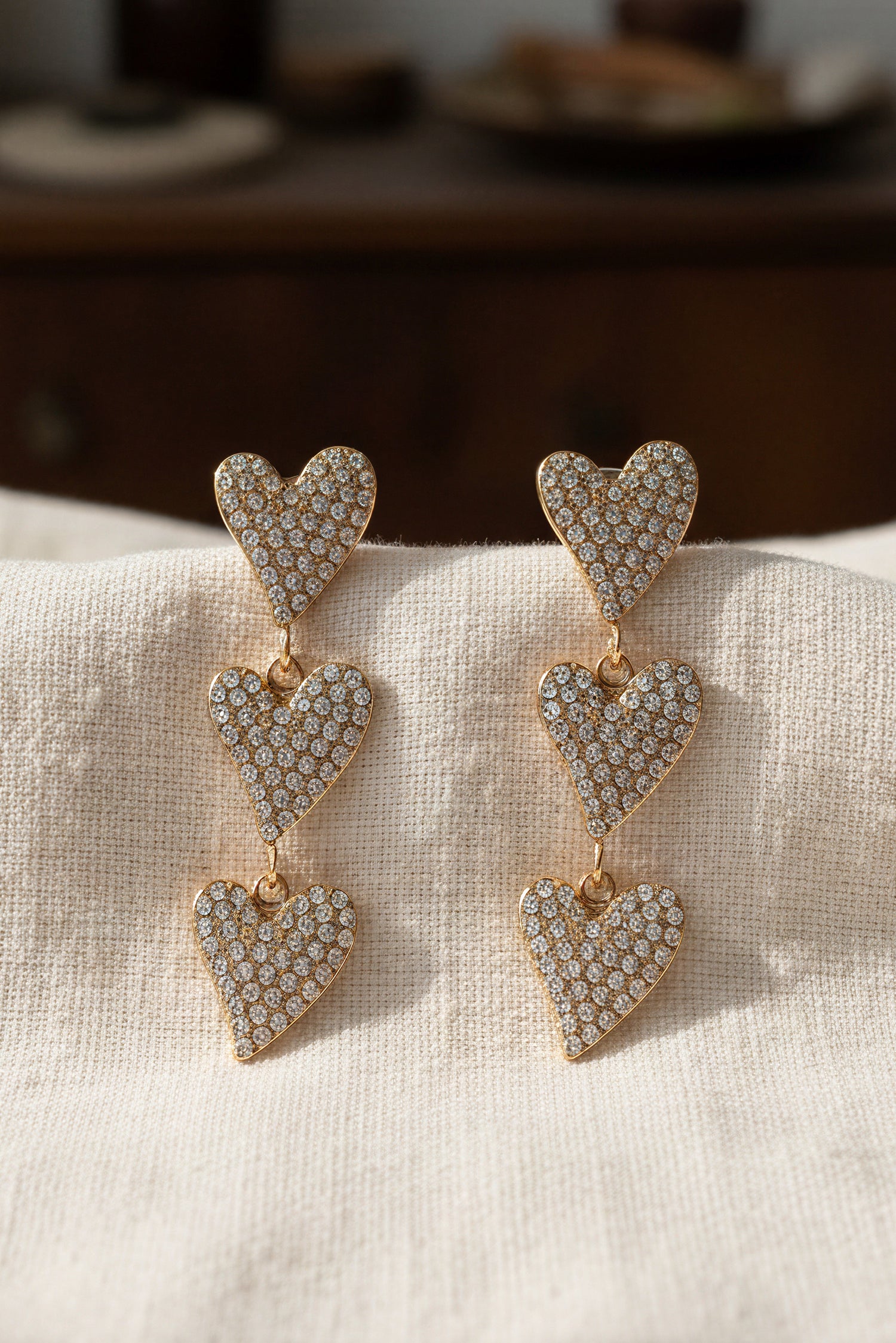 Dreifach Herz Ohrhänger mit funkelnden Strasssteinen