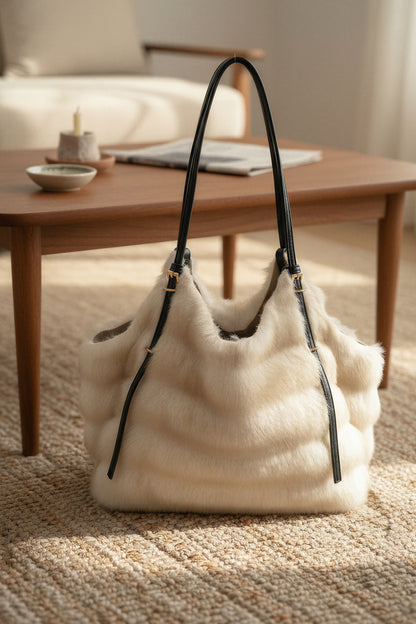 Kleine Shopper-Bag in Felloptik, creme
