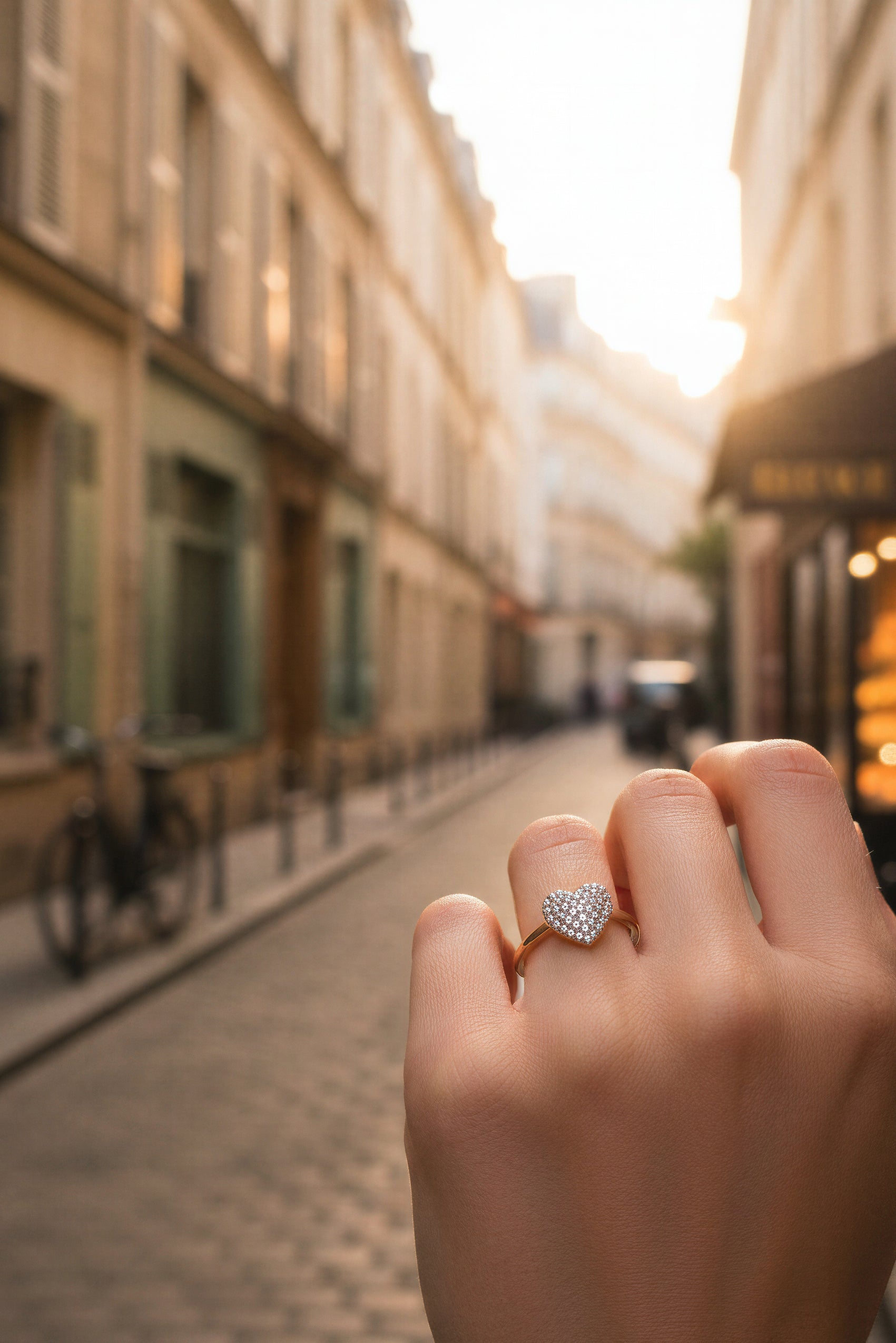 Zarter Herzring aus goldfarbenem Edelstahl mit Zirkonia