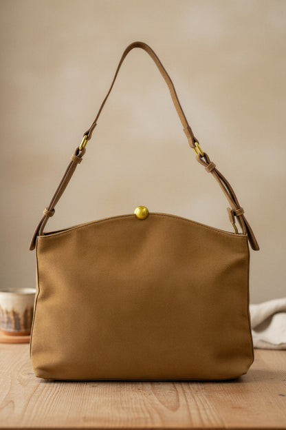 Tasche mit Goldkugelverschluss in Camel