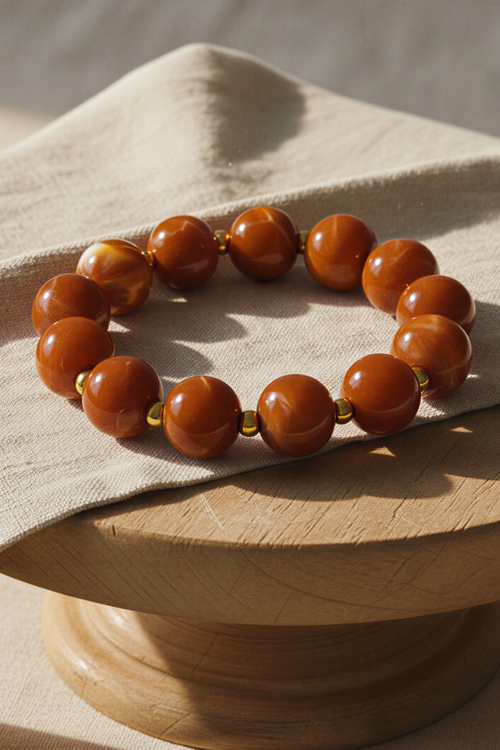 Armband aus Acryl in Braun-marmoriert mit Golddetails