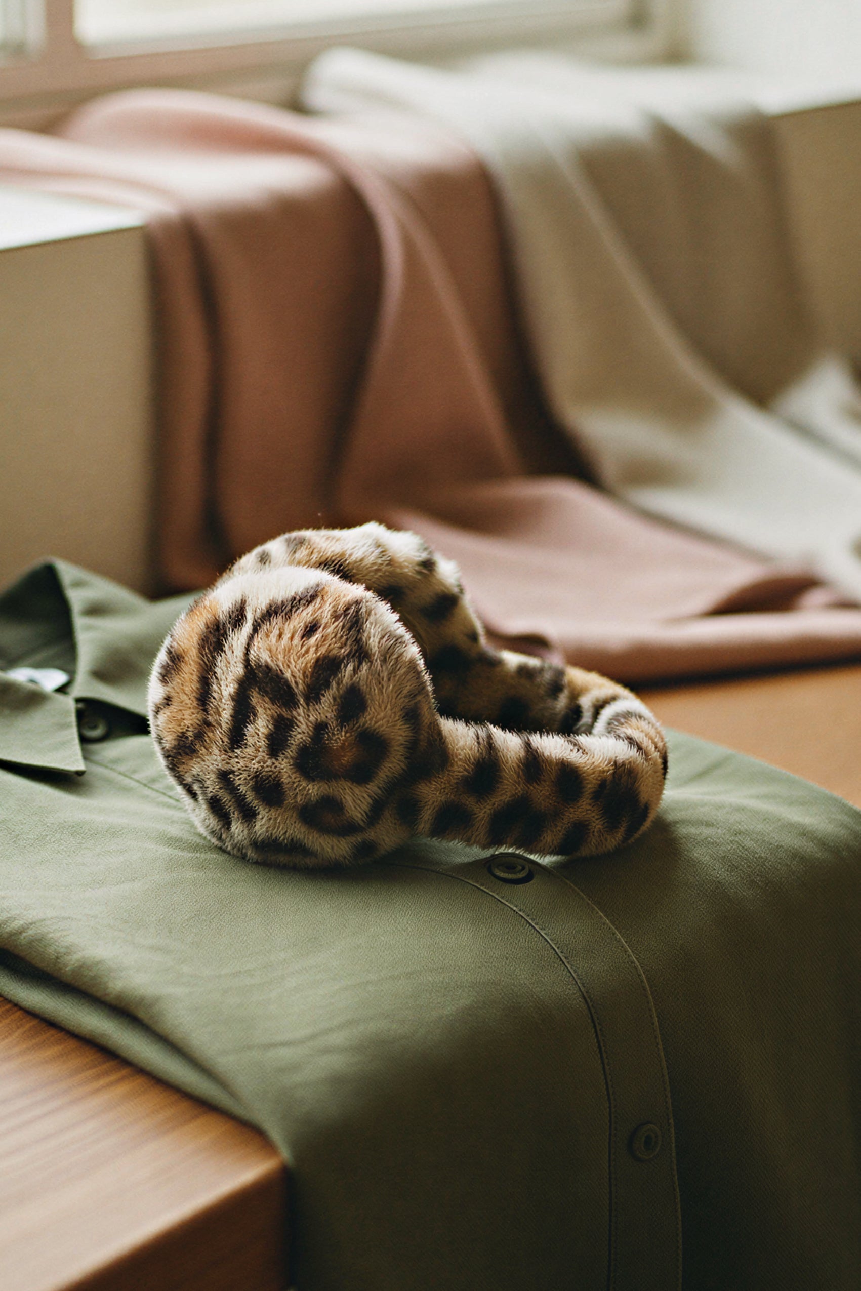 Flauschige Ohrenschützer in Leo-Optik