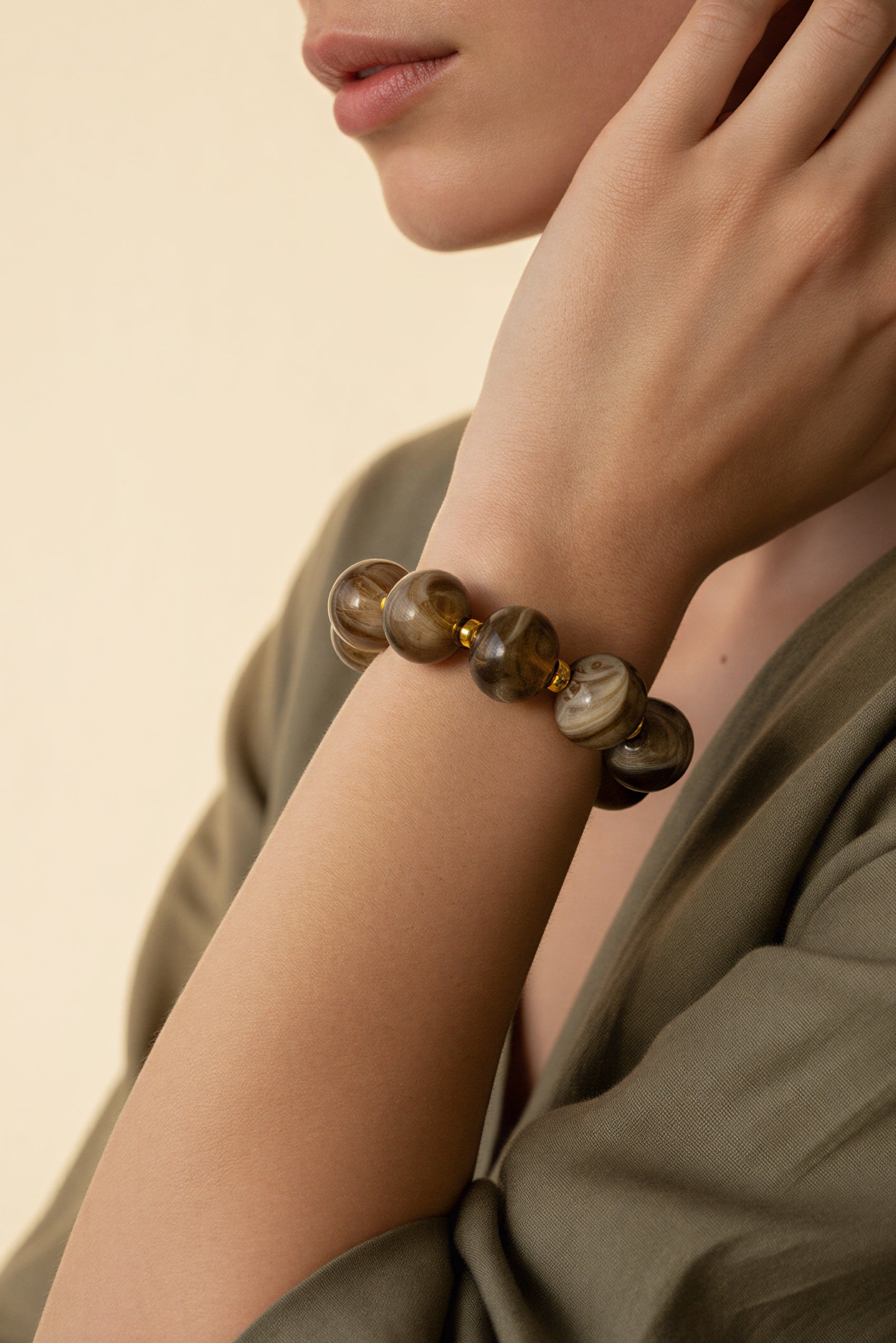 Armband aus Acryl im Braunmix mit Golddetails