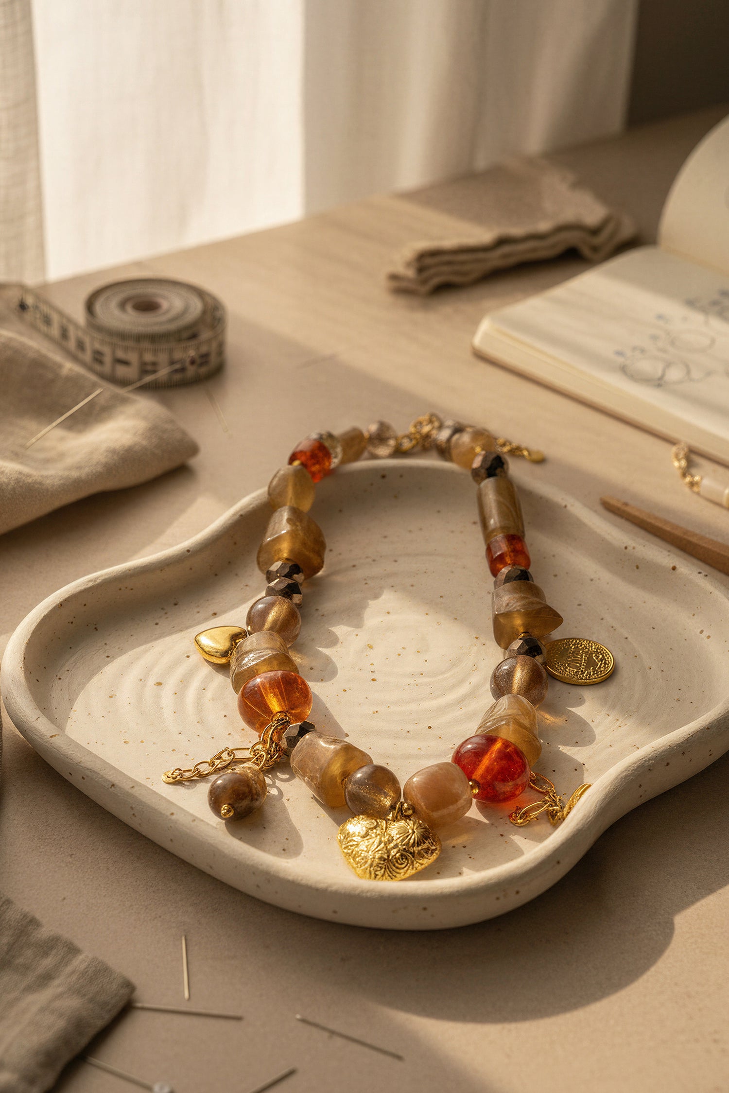 Halskette mit gemischten Perlen und Anhängern