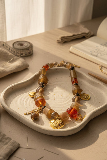 Halskette mit gemischten Perlen und Anhängern