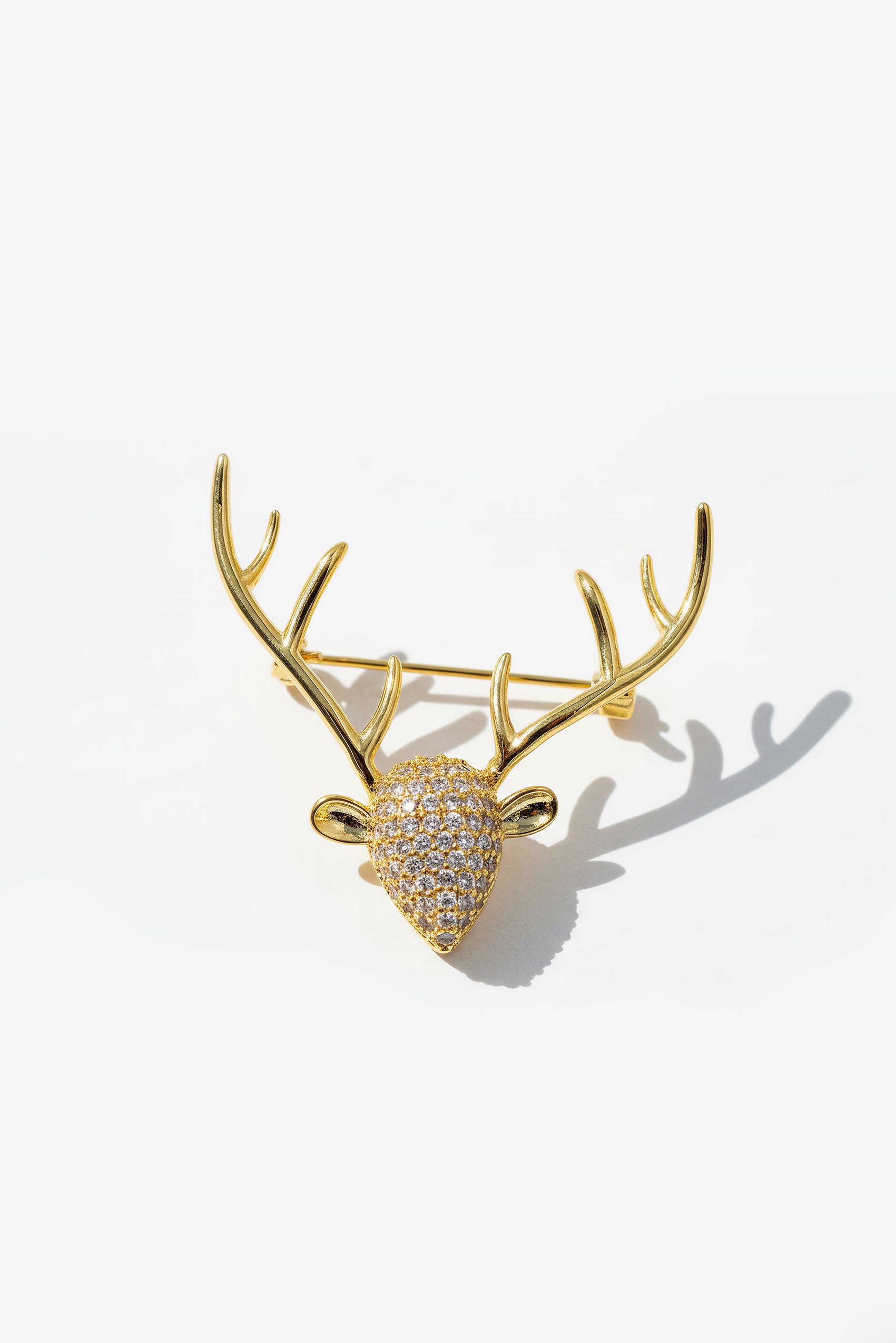 Brosche Rentier in Goldoptik mit weißen Strasssteinen