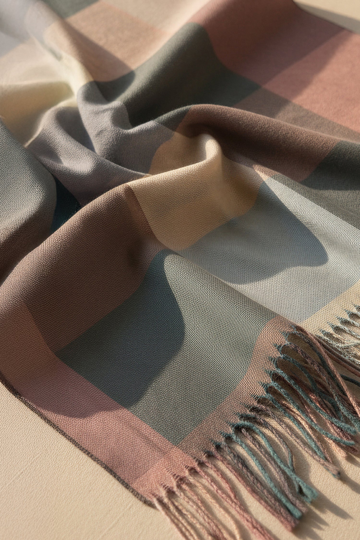 Karoschal mit Fransen, grau/rosa