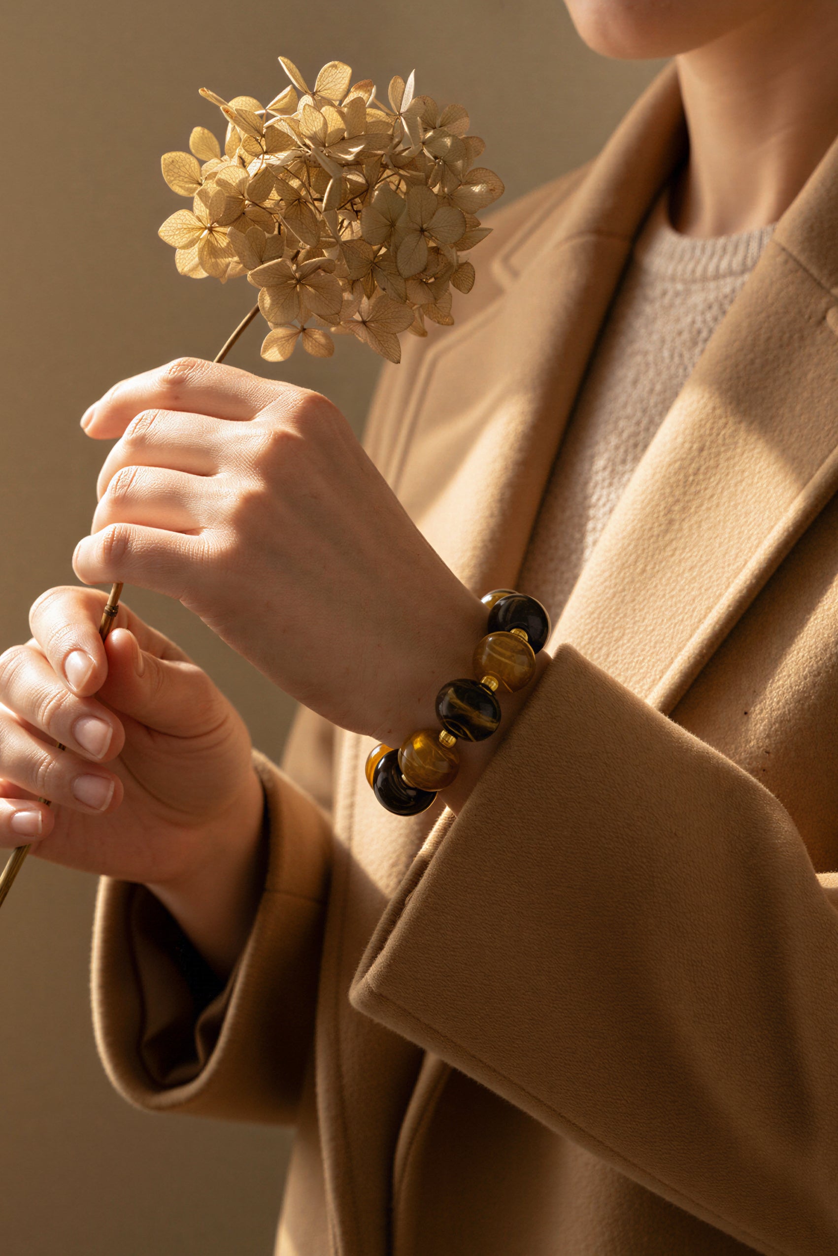 Armband mit Acryl-Perlen in Braun-Caramel mit Golddetails