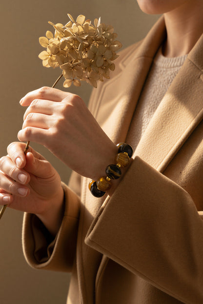 Armband mit Acryl-Perlen in Braun-Caramel mit Golddetails