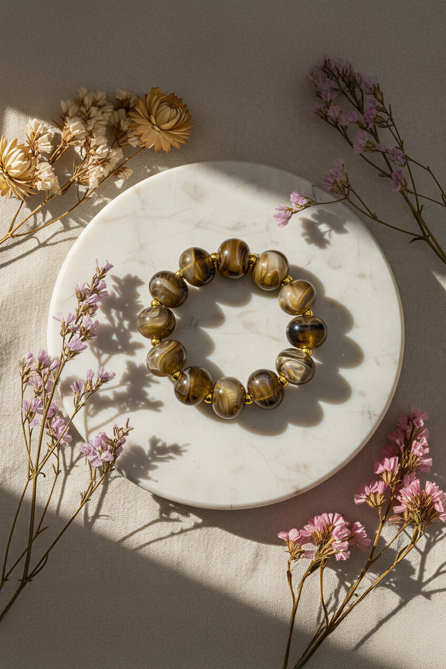 Armband aus Acryl im Braunmix mit Golddetails