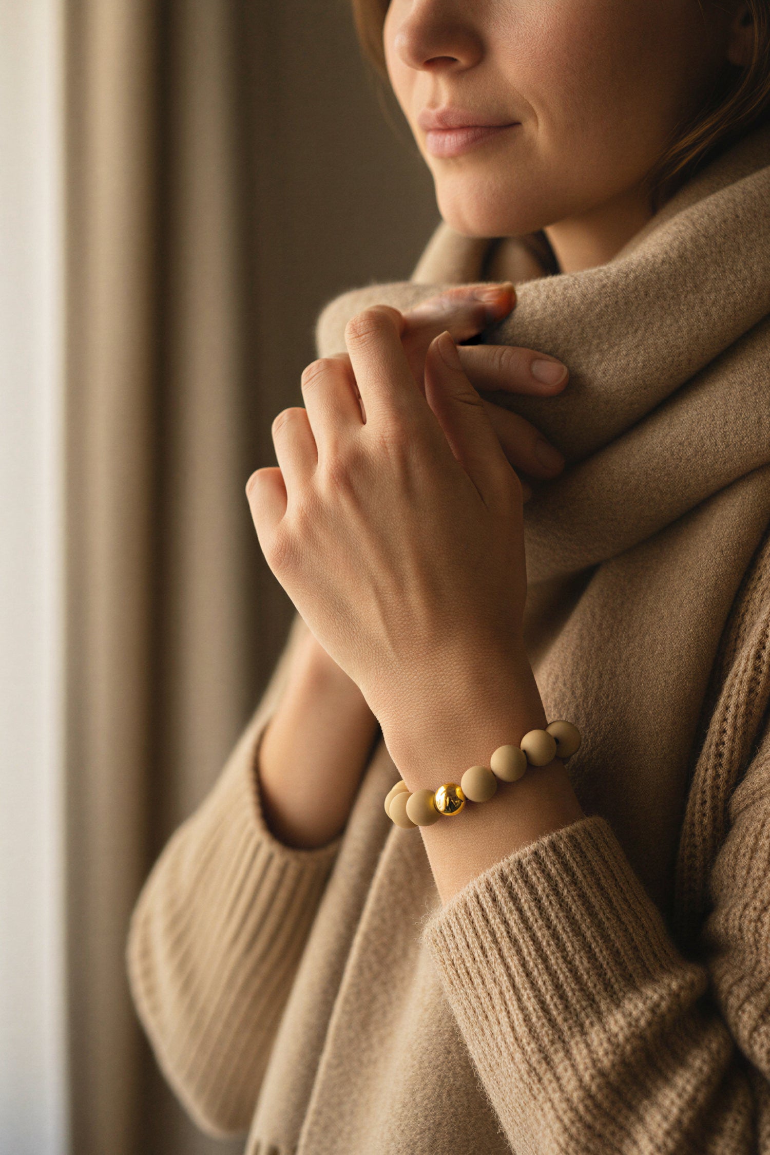 Armband aus Acryl mit goldfarbener Kugel