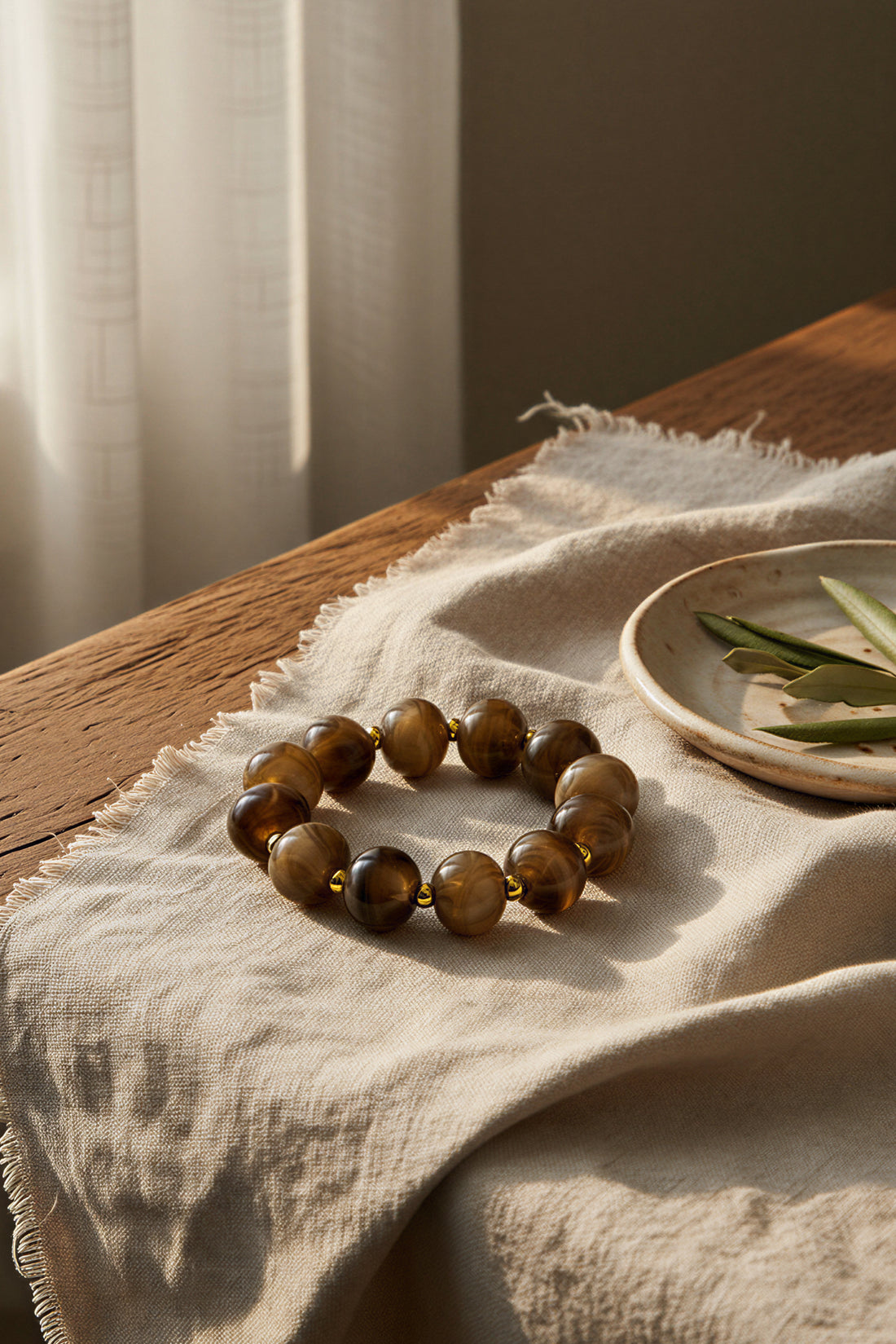 Armband aus Acryl im Braunmix mit Golddetails