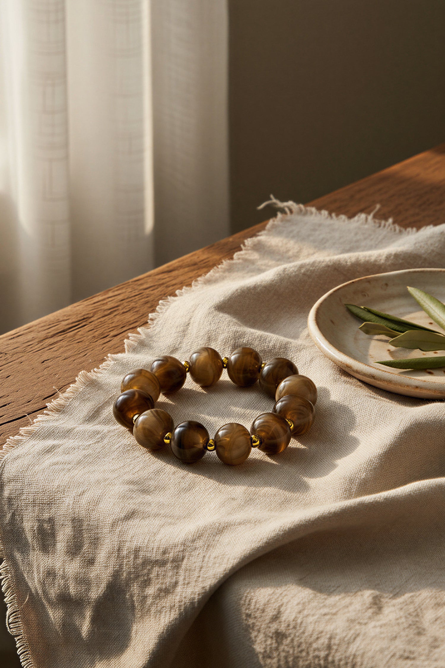 Armband aus Acryl im Braunmix mit Golddetails