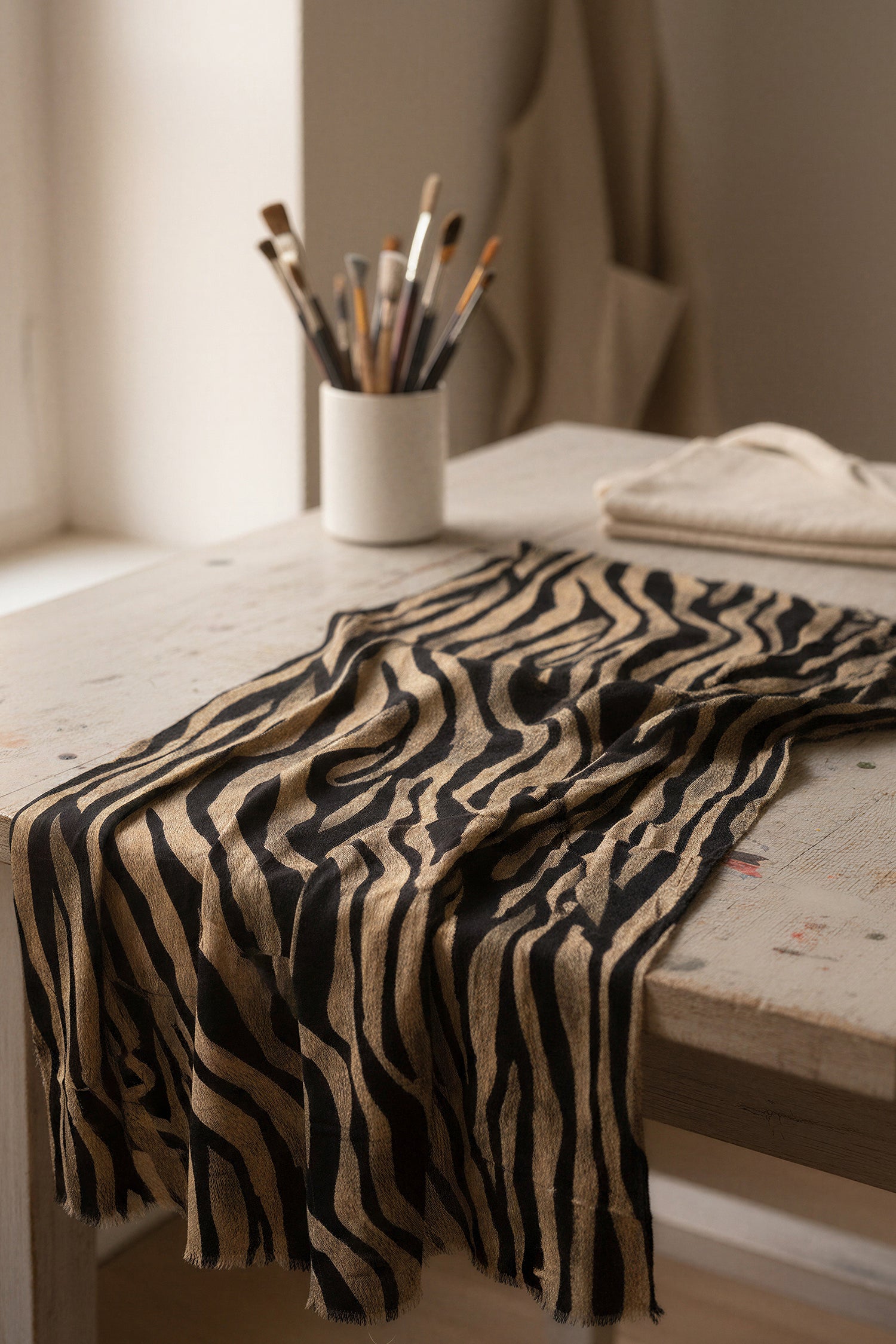 Schal mit Zebra-Print aus Viskose, schwarz/beige