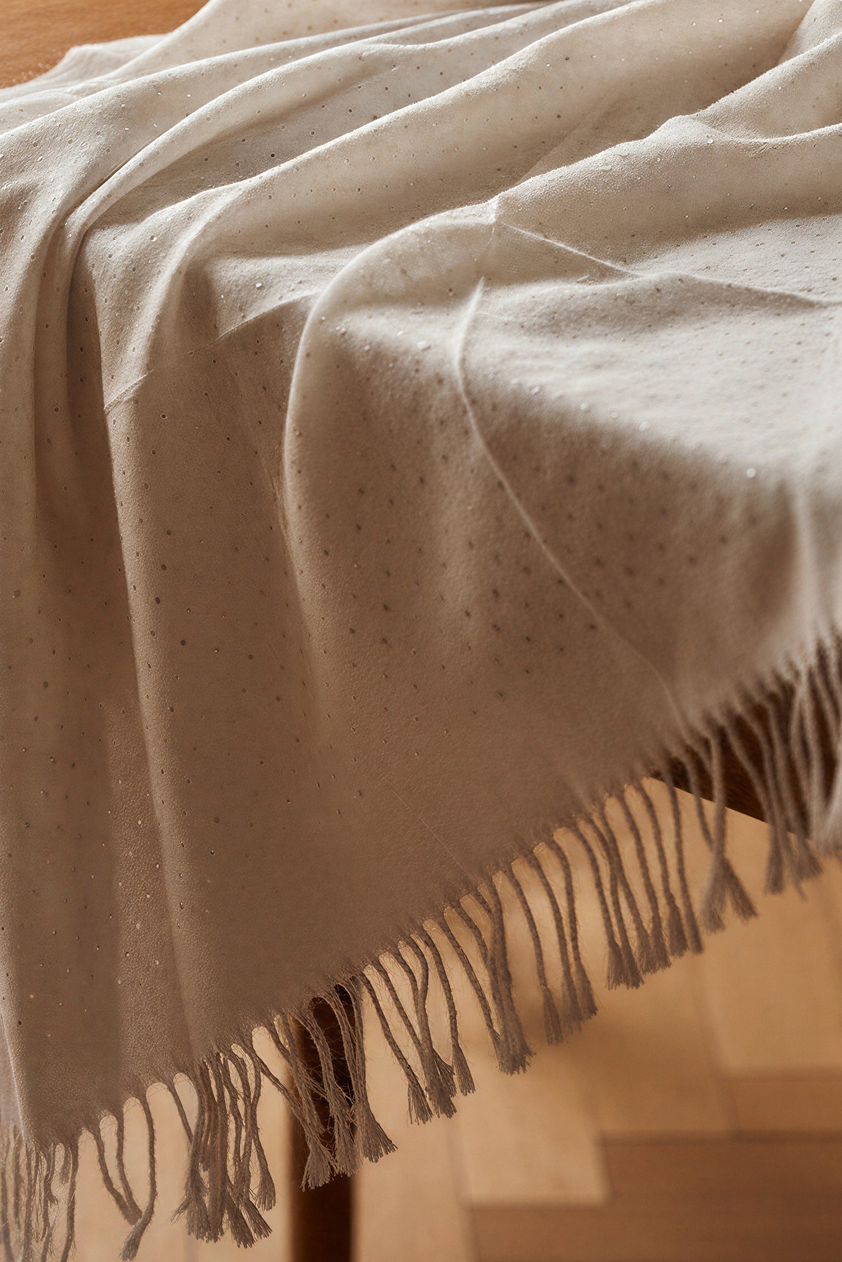 Schal in Creme mit Fransen und Strass-Details