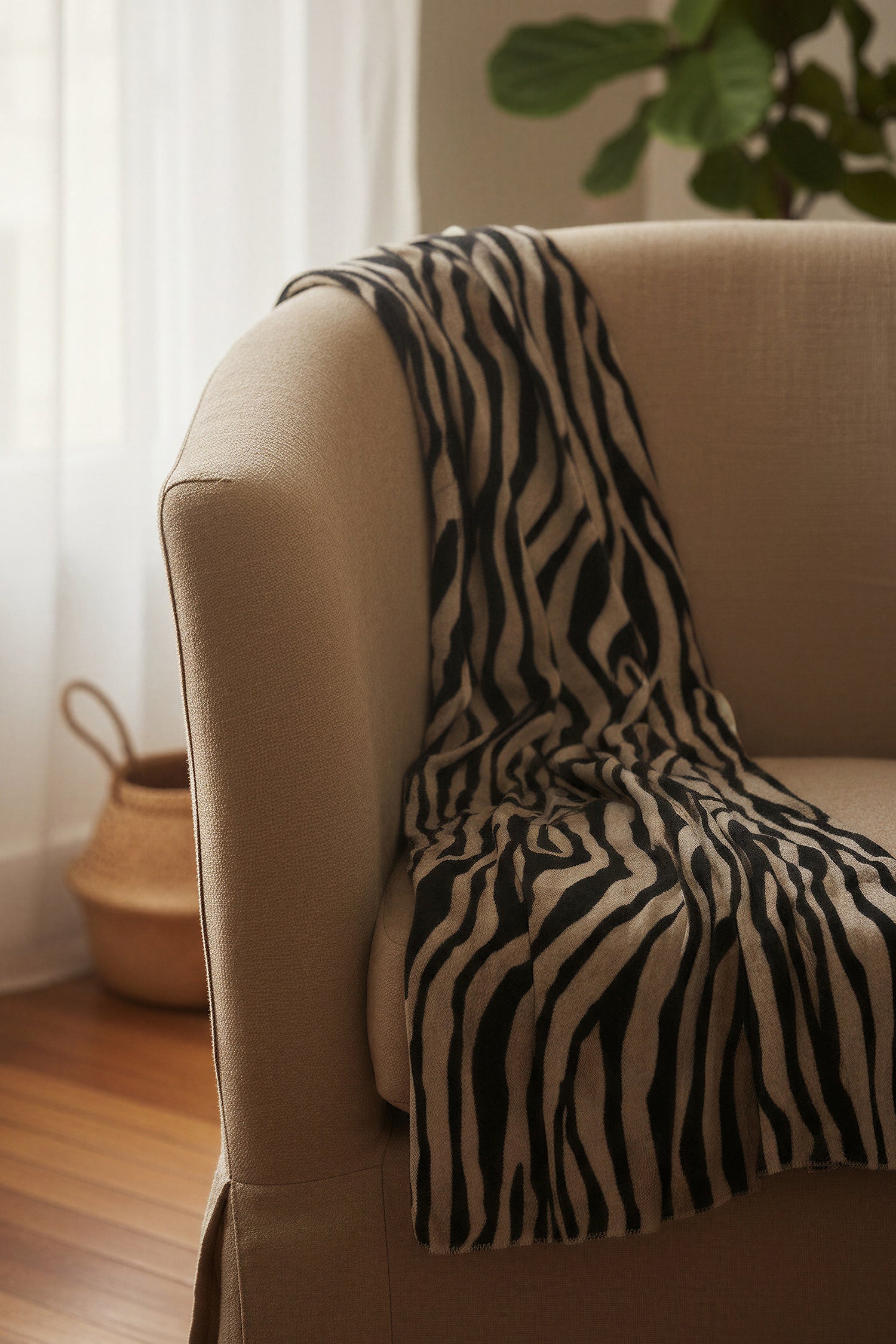 Schal mit Zebra-Print aus Viskose, schwarz/creme