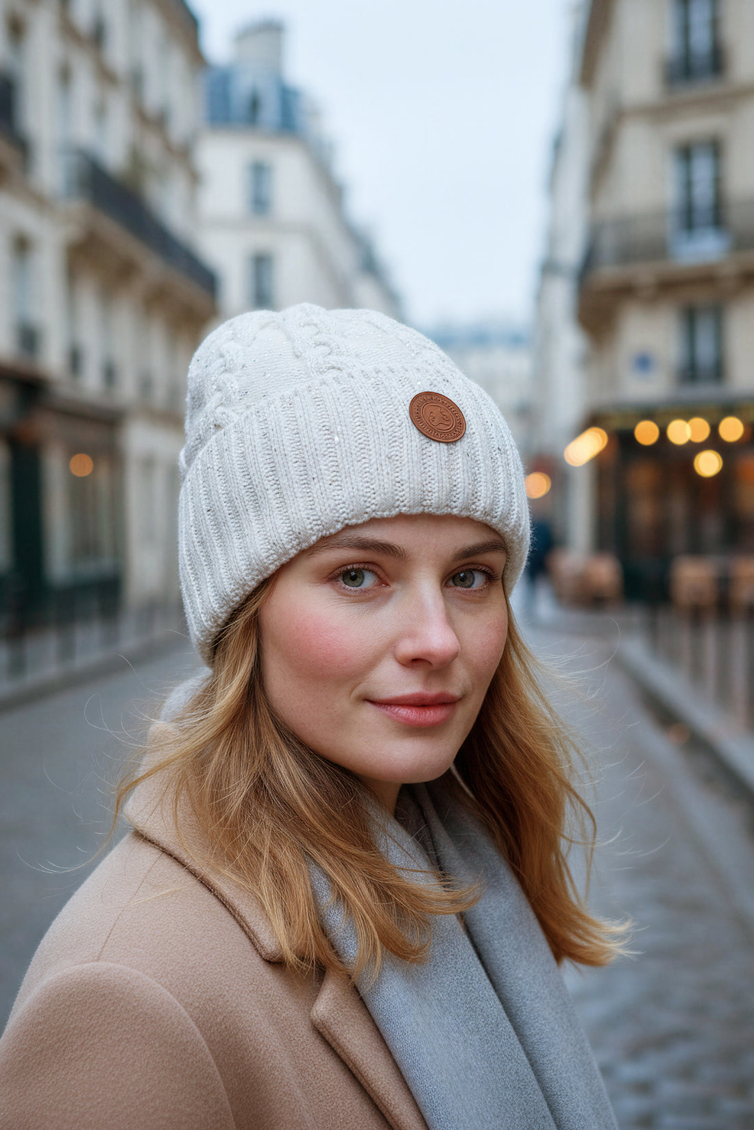 Gestrickte Mütze mit dezentem Glitzer und breitem Umschlag, creme