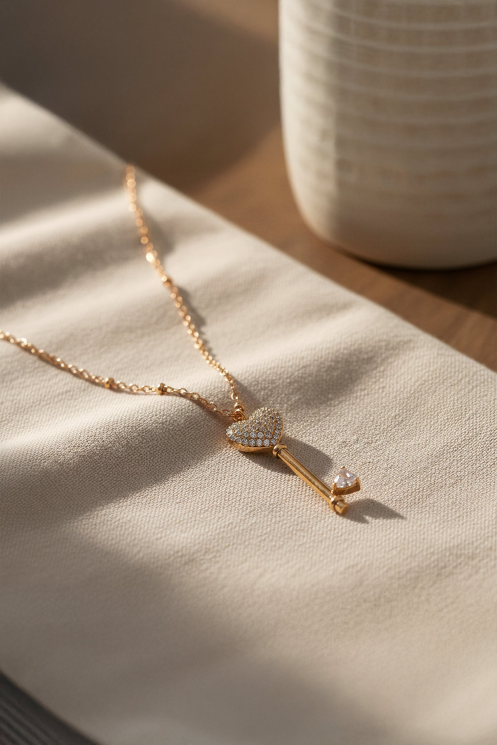 Feine Herzkette mit funkelndem Schlüsselanhänger