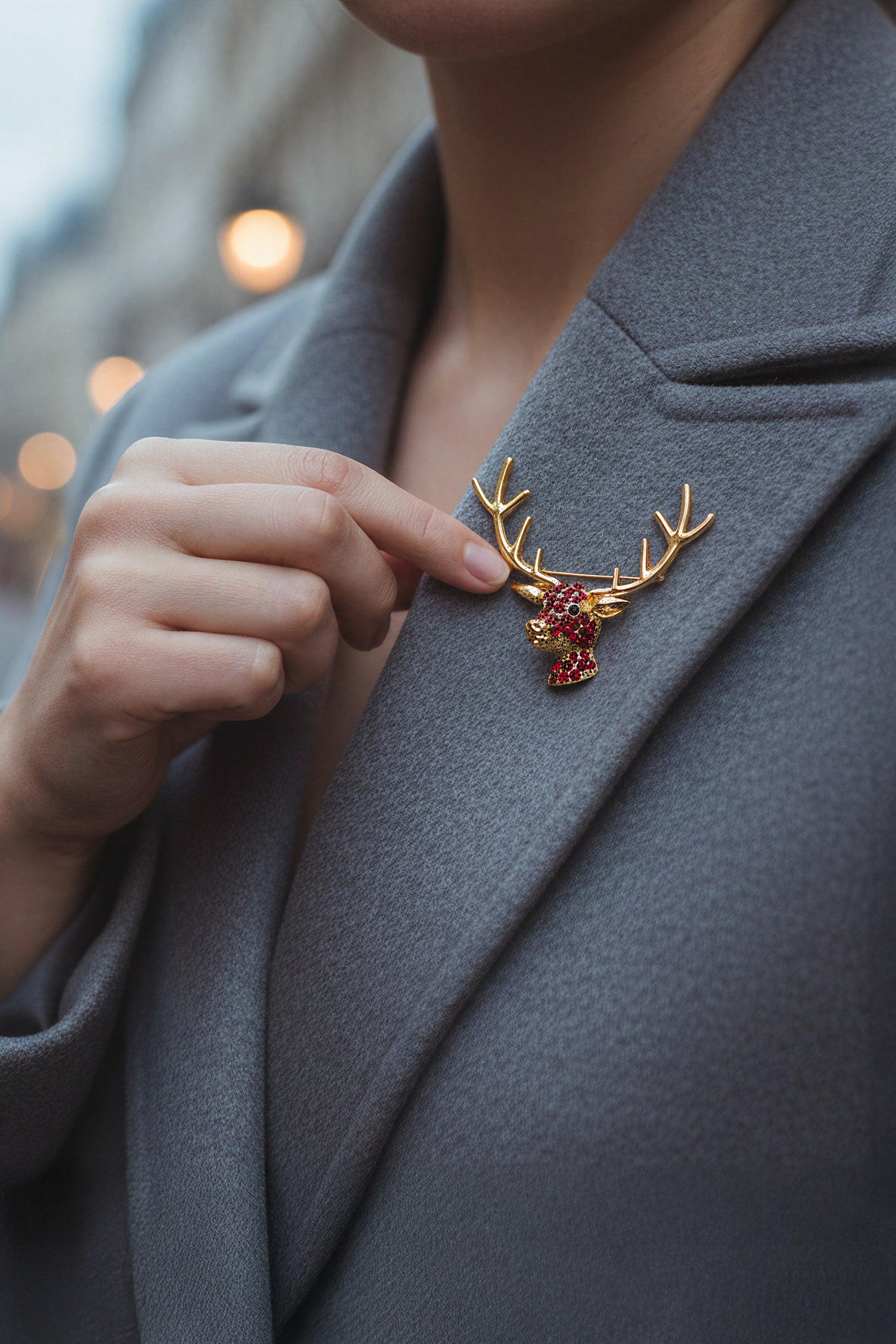 Brosche Rentier in Goldoptik mit roten Strasssteinen