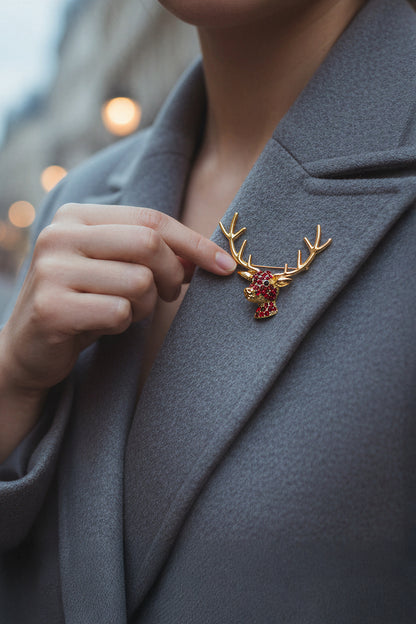 Brosche Rentier in Goldoptik mit roten Strasssteinen