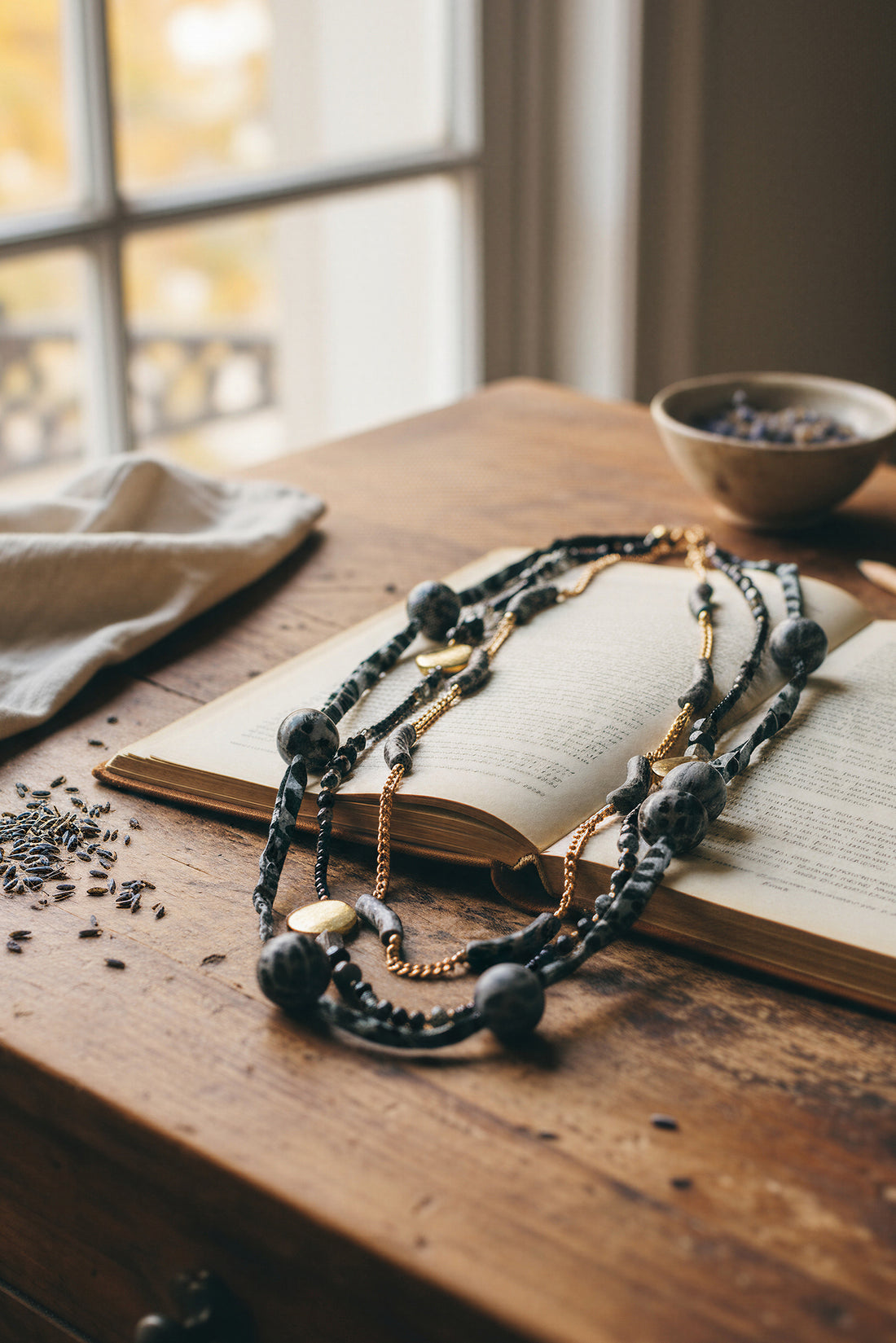 Lange Statement-Kette mit Stoffdetails und Goldakzenten