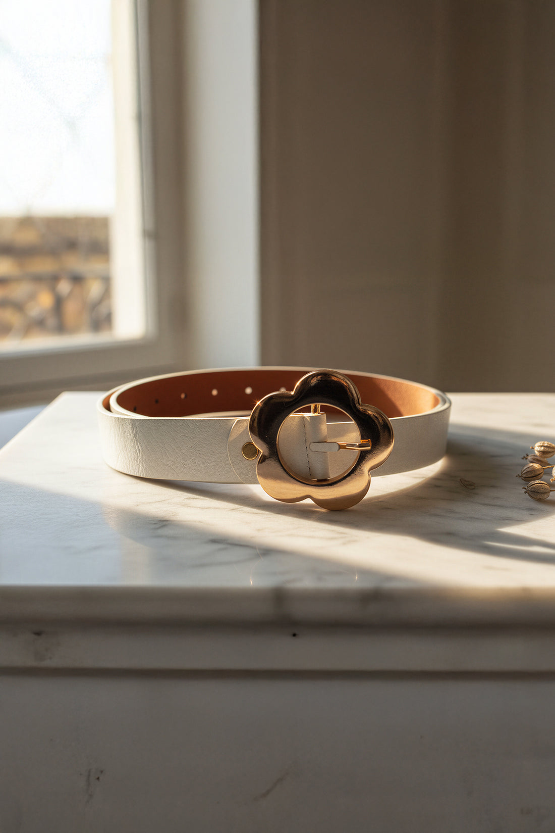 Ledergürtel mit goldener Schnalle in Blumenform, weiß