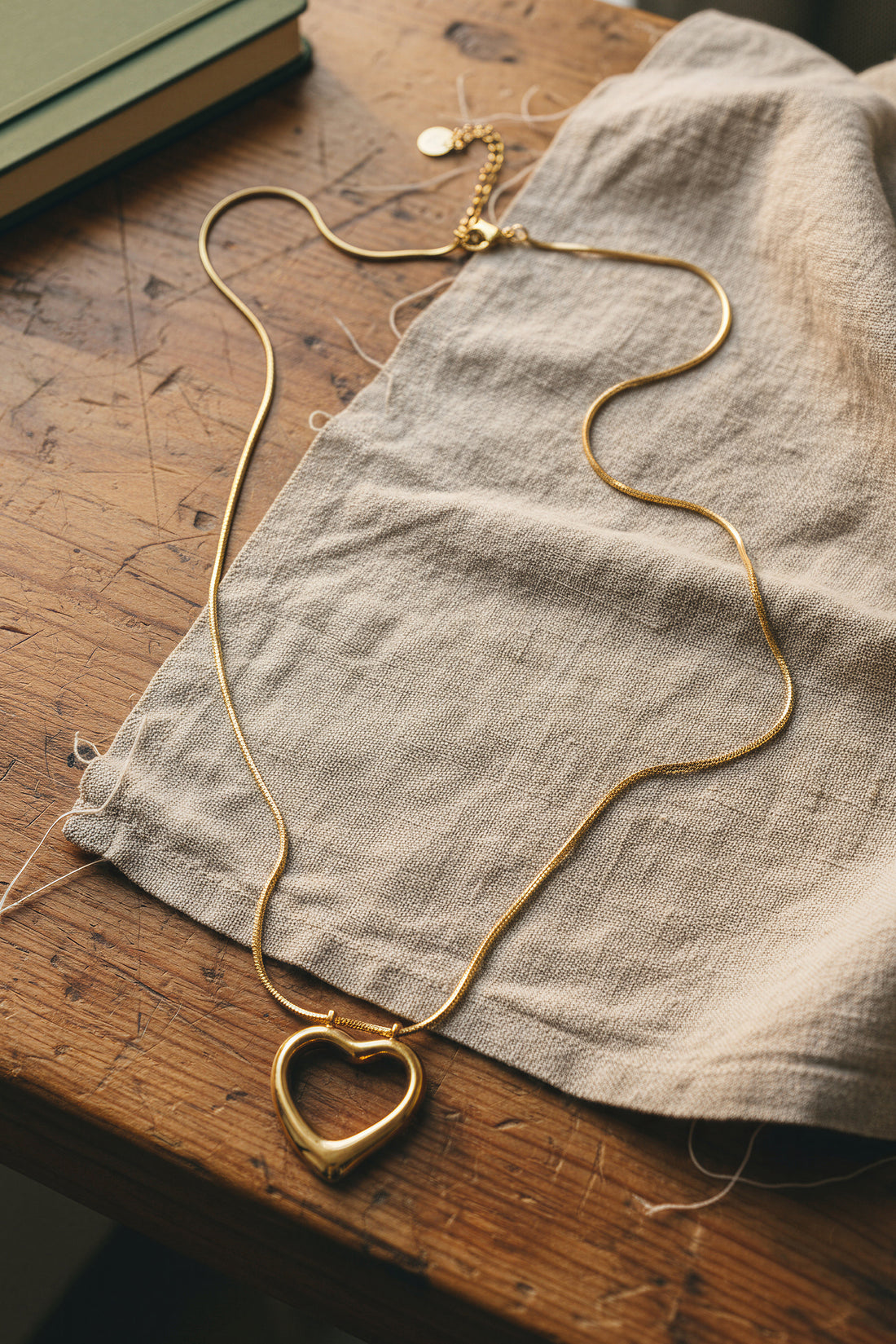 Goldkette mit offenem Herzanhänger