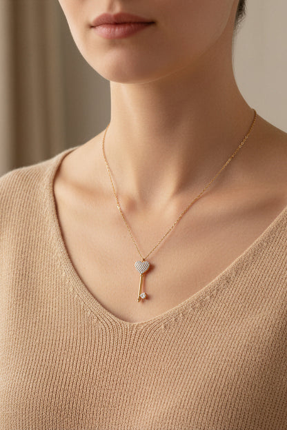 Feine Herzkette mit funkelndem Schlüsselanhänger