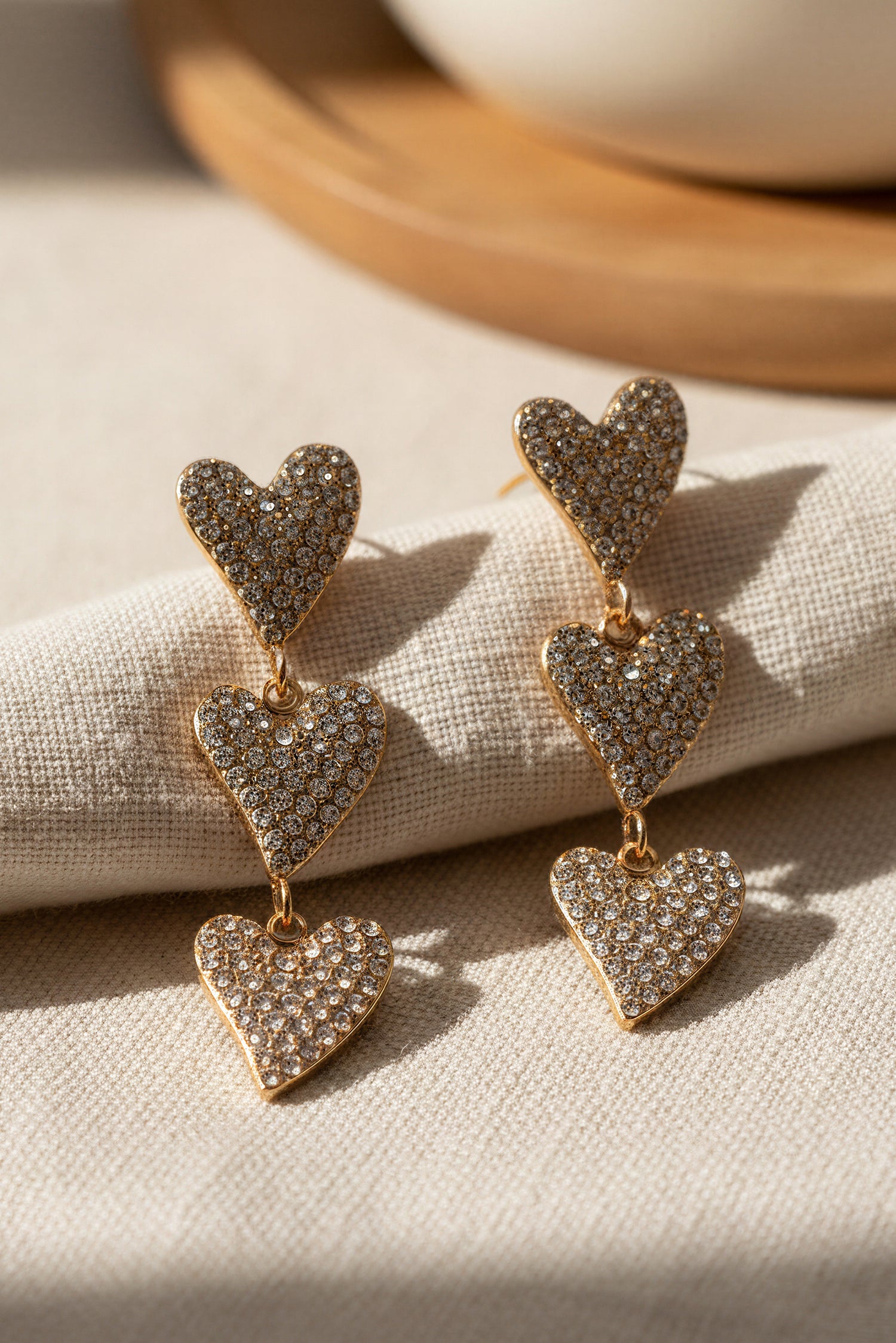 Dreifach Herz Ohrhänger mit funkelnden Strasssteinen