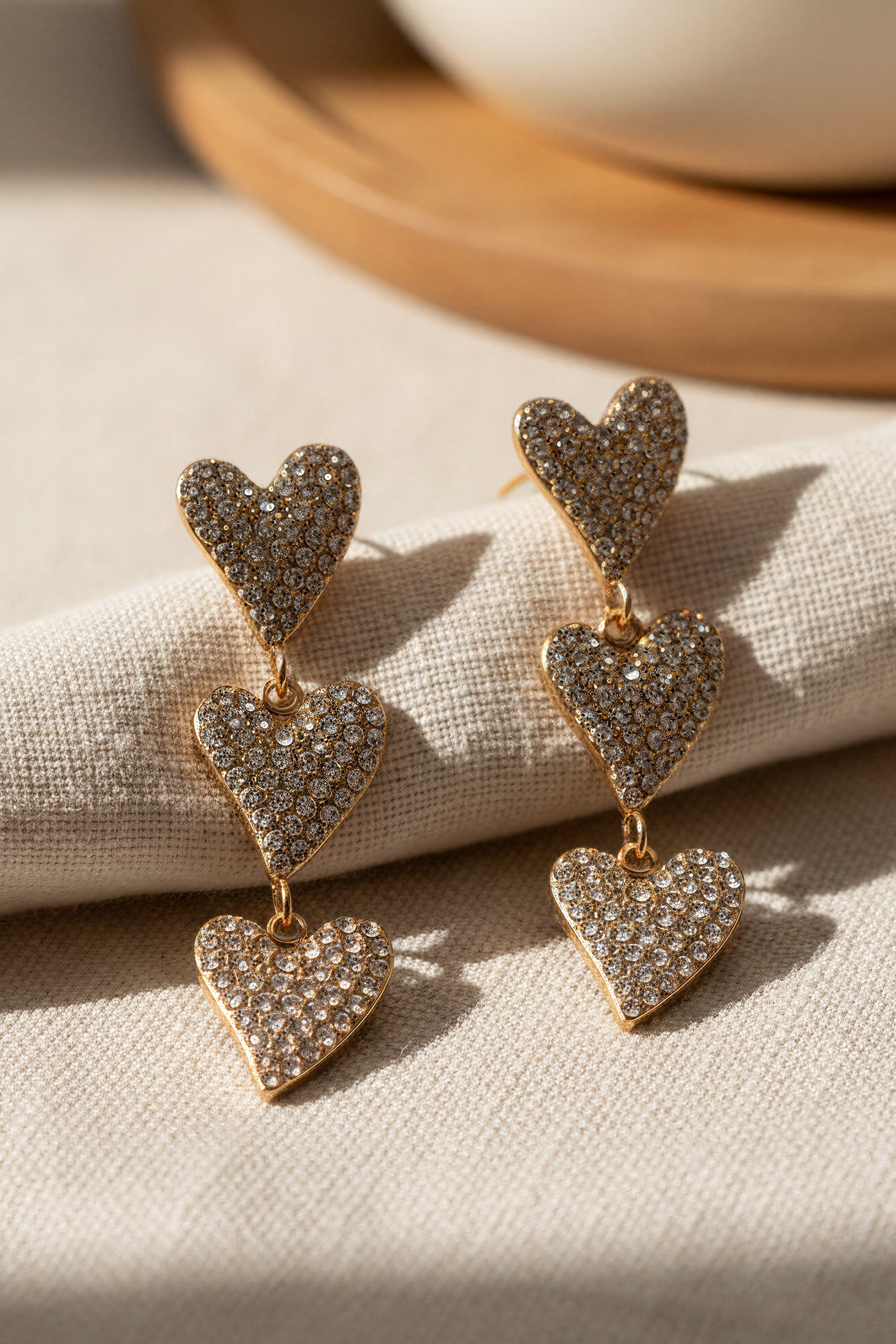 Dreifach Herz Ohrhänger mit funkelnden Strasssteinen