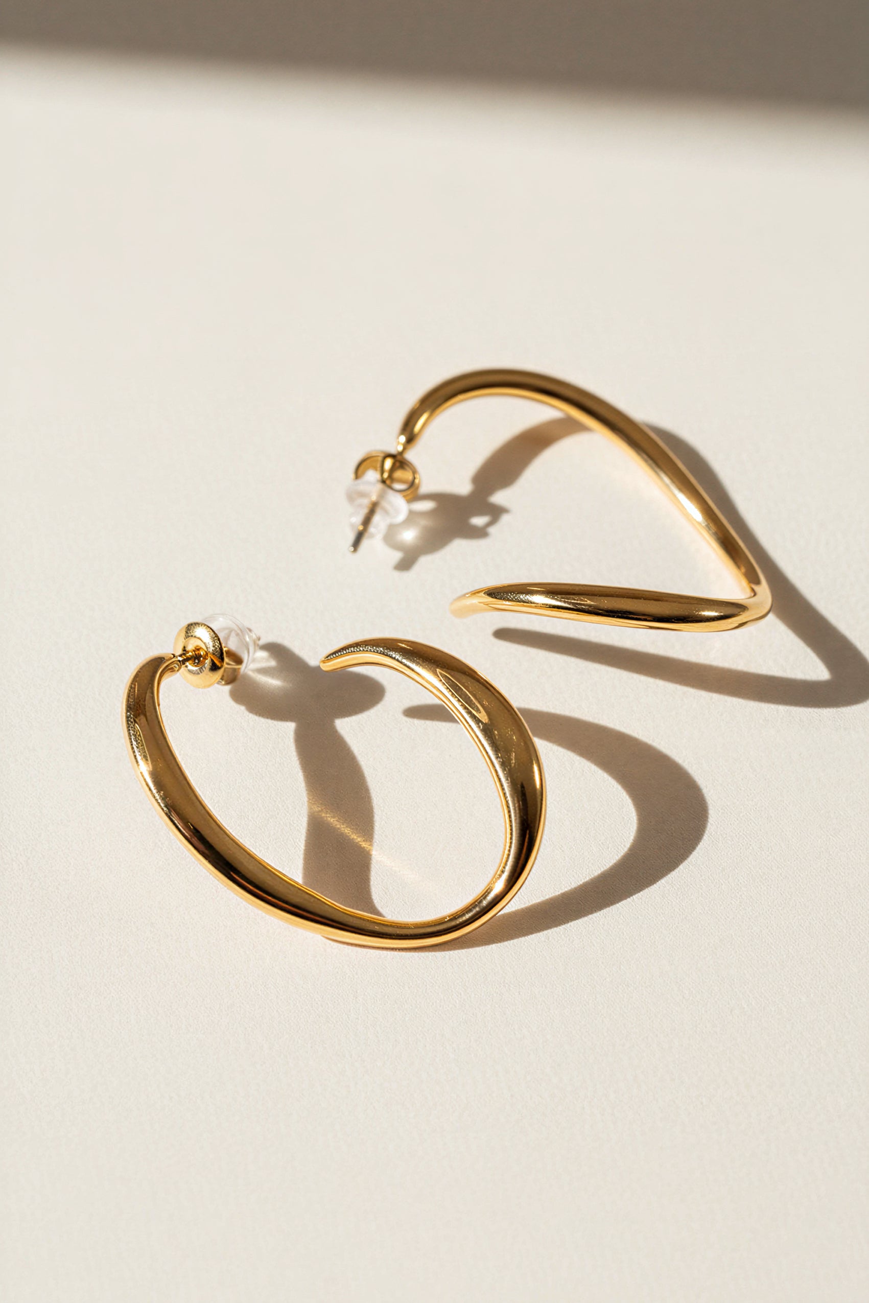 Asymmetrische Creolen in Gold