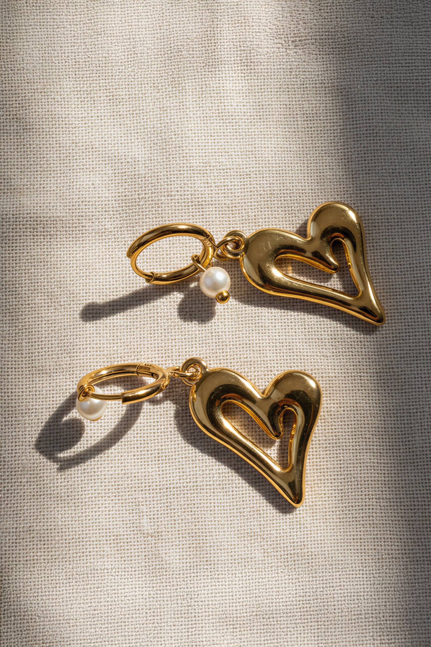 Herz-Ohrringe mit kleiner Perle