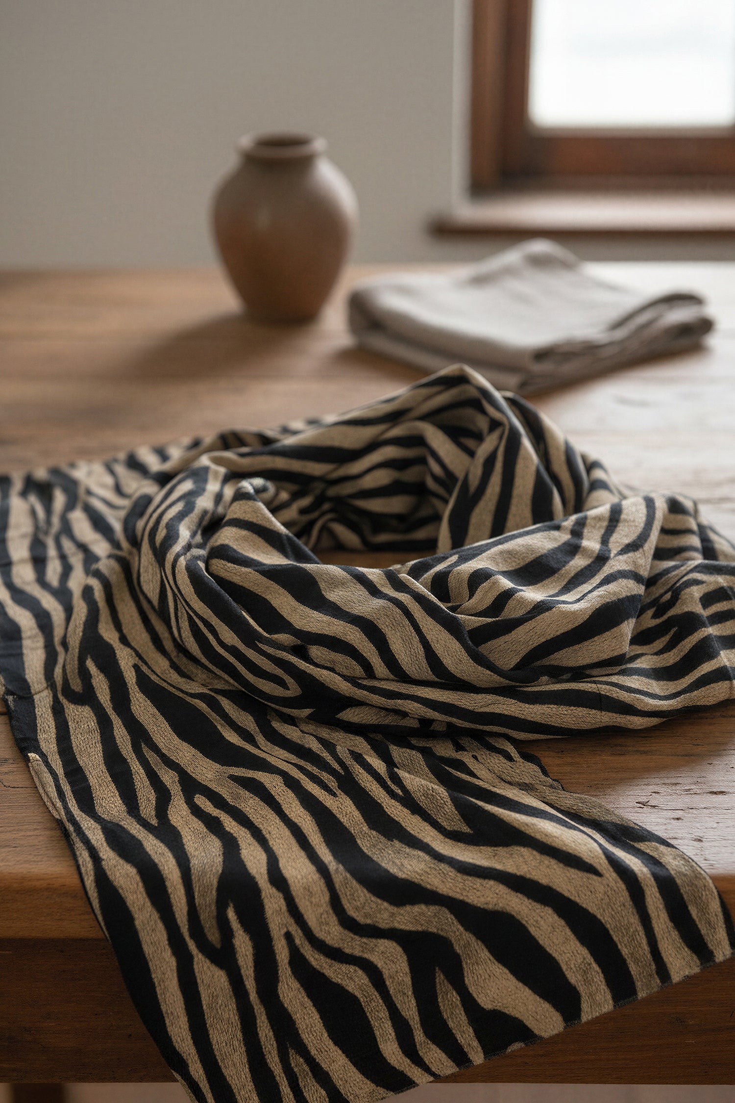 Schal mit Zebra-Print aus Viskose, schwarz/beige