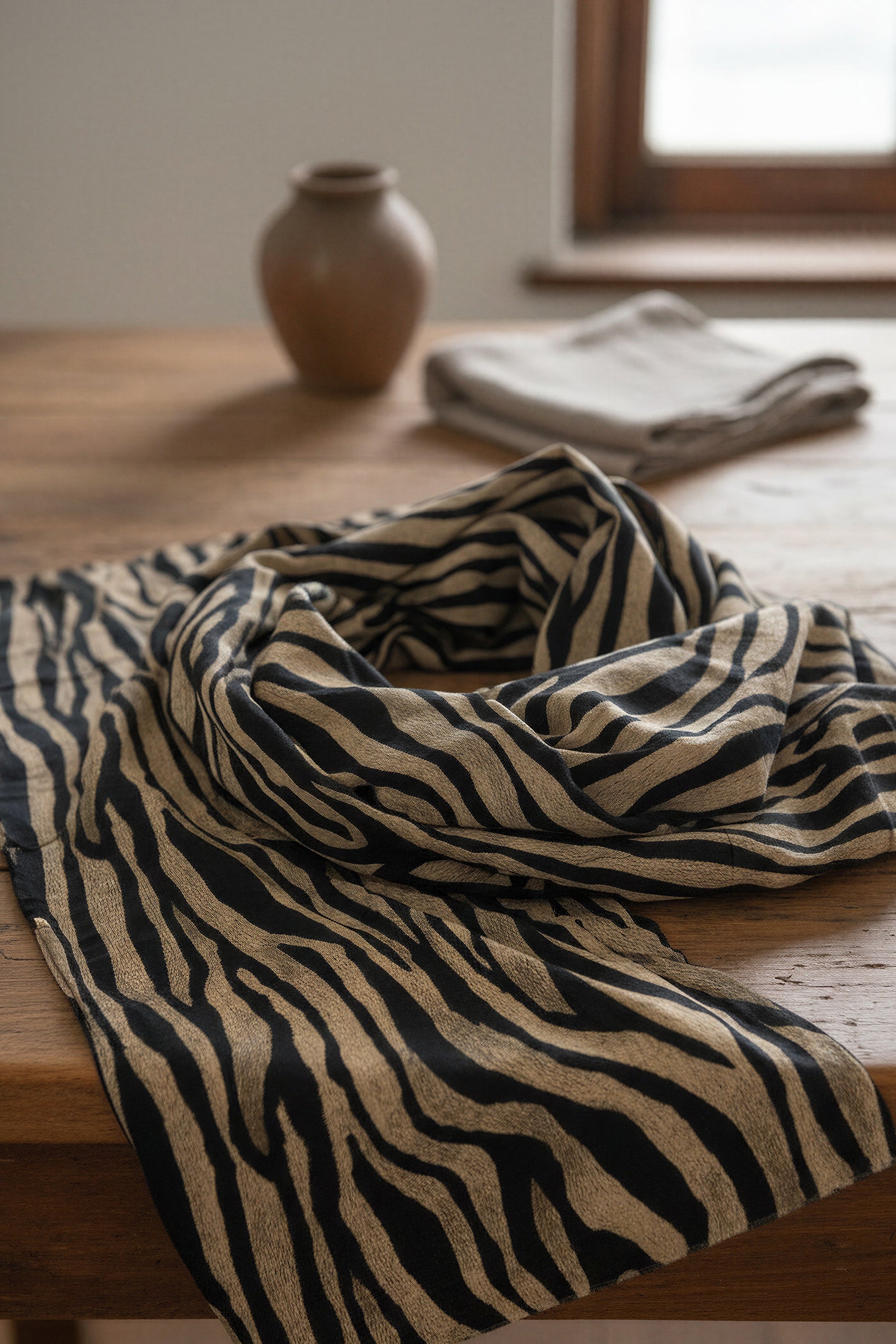 Schal mit Zebra-Print aus Viskose, schwarz/beige