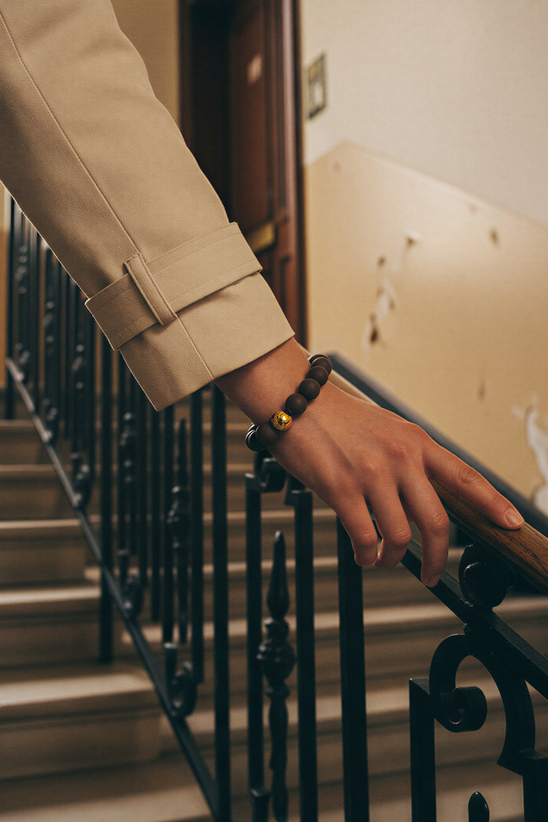 Armband aus Acryl in Dunkelbraun mit Goldkugel