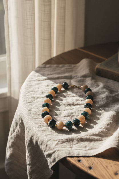 Marmorierte Perlenkette, dunkelgrün/beige