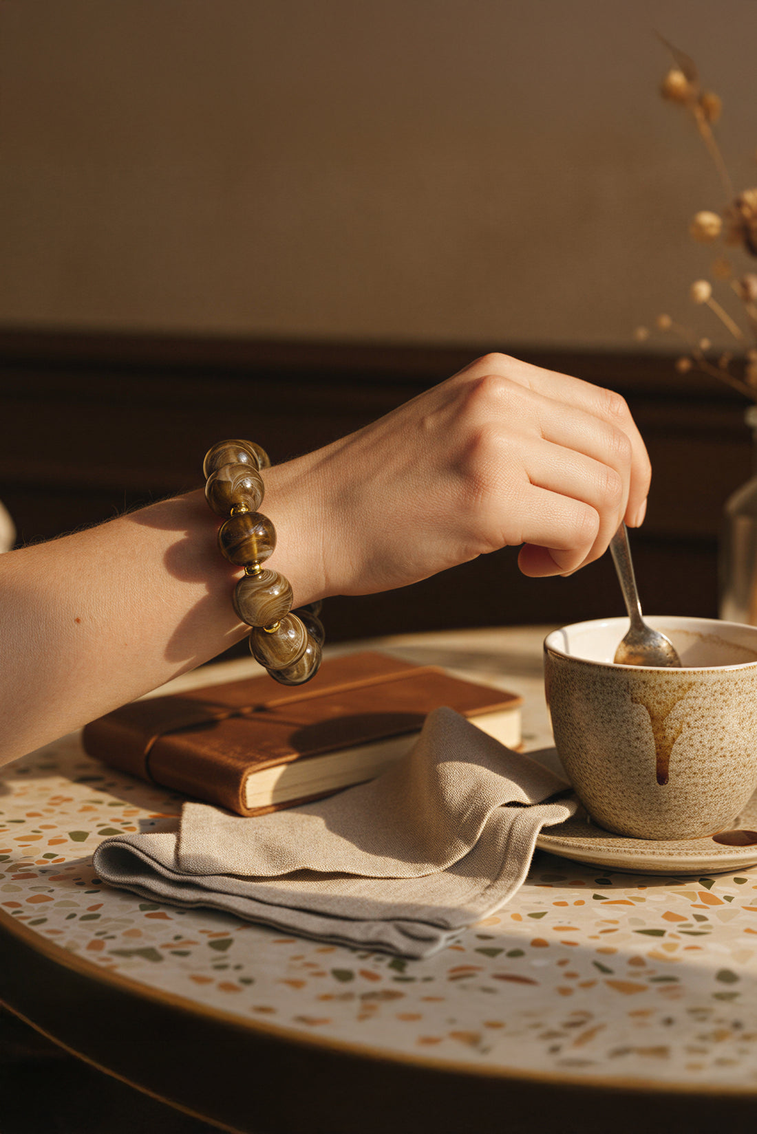 Armband aus Acryl im Braunmix mit Golddetails