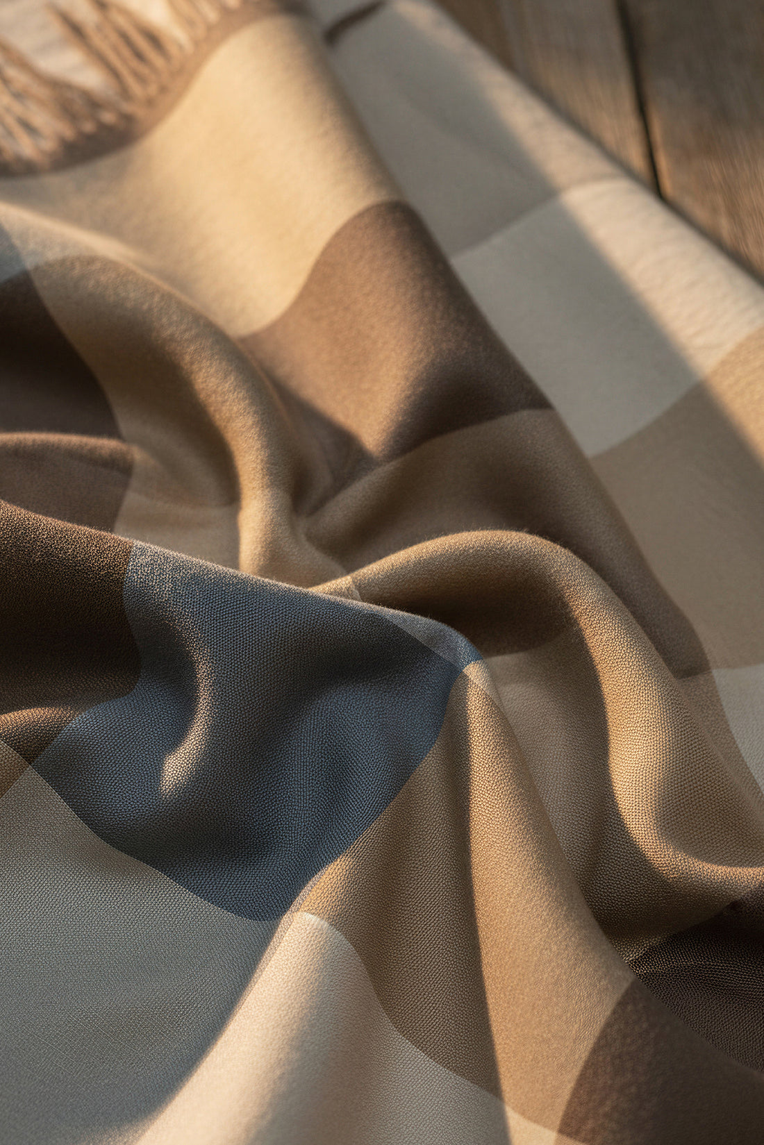 Karoschal mit Fransen in Grau- und Brauntönen