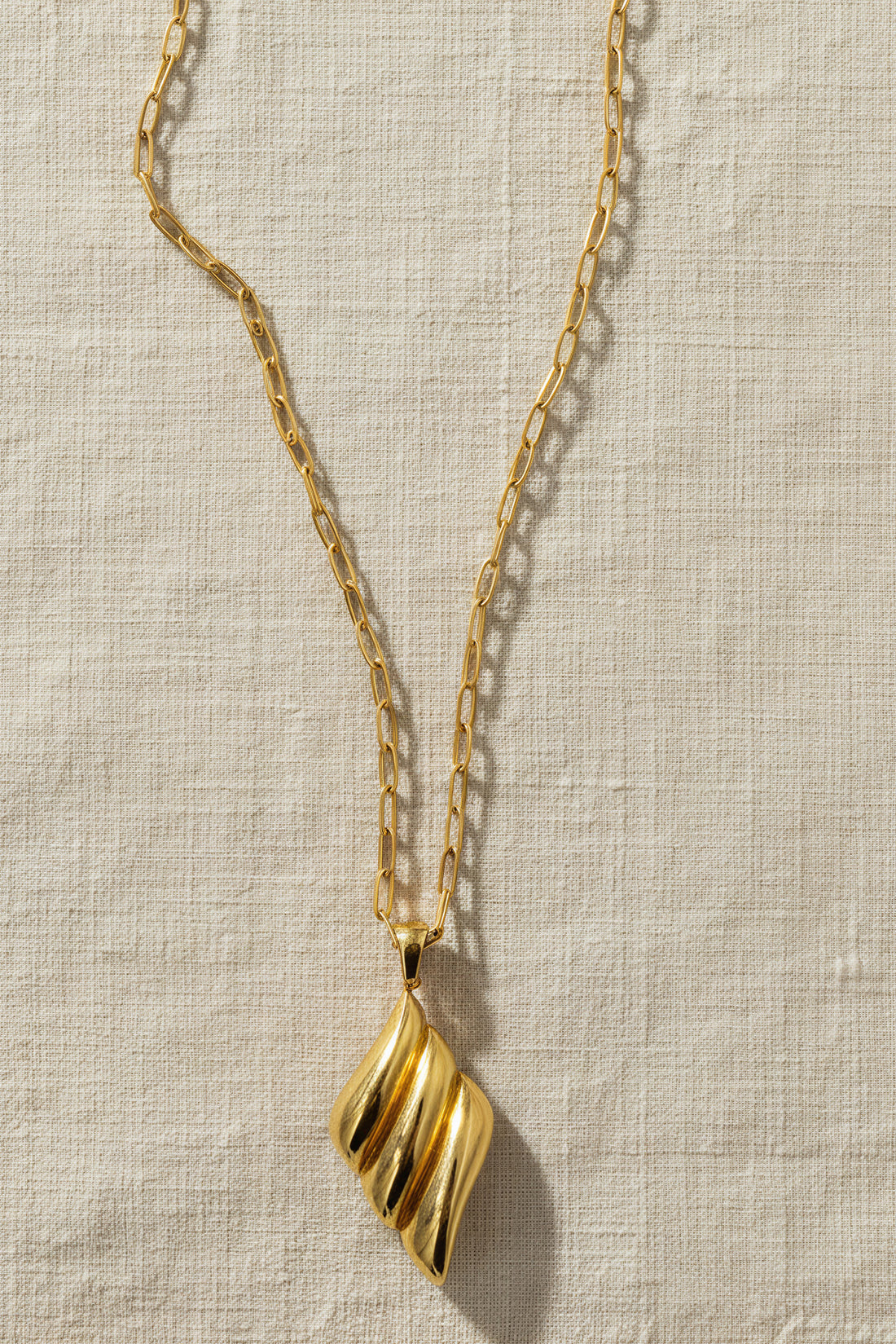 Elegante Gliederkette mit modernem Wellenanhänger