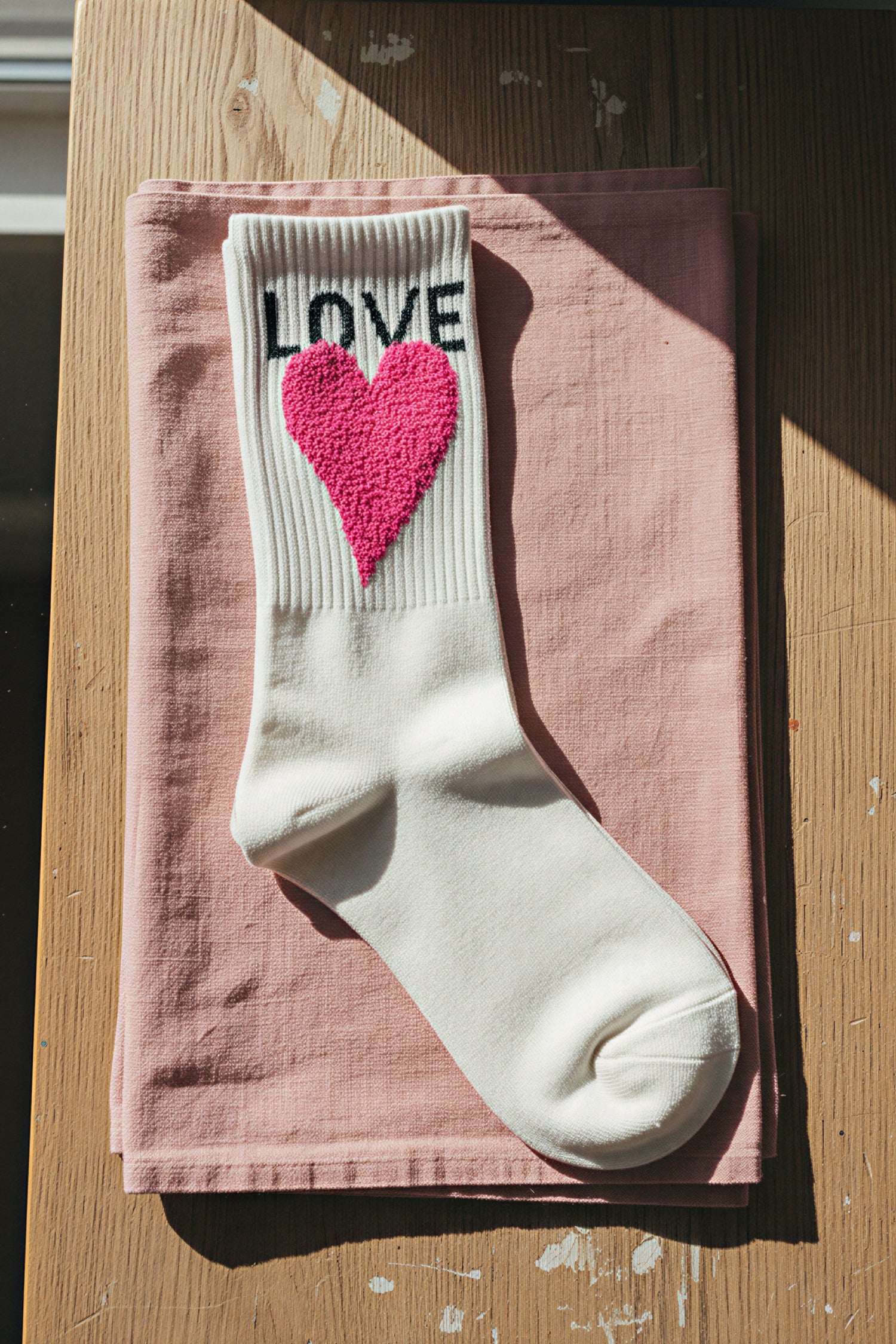 Socken mit Herz-Motiv in Weiß