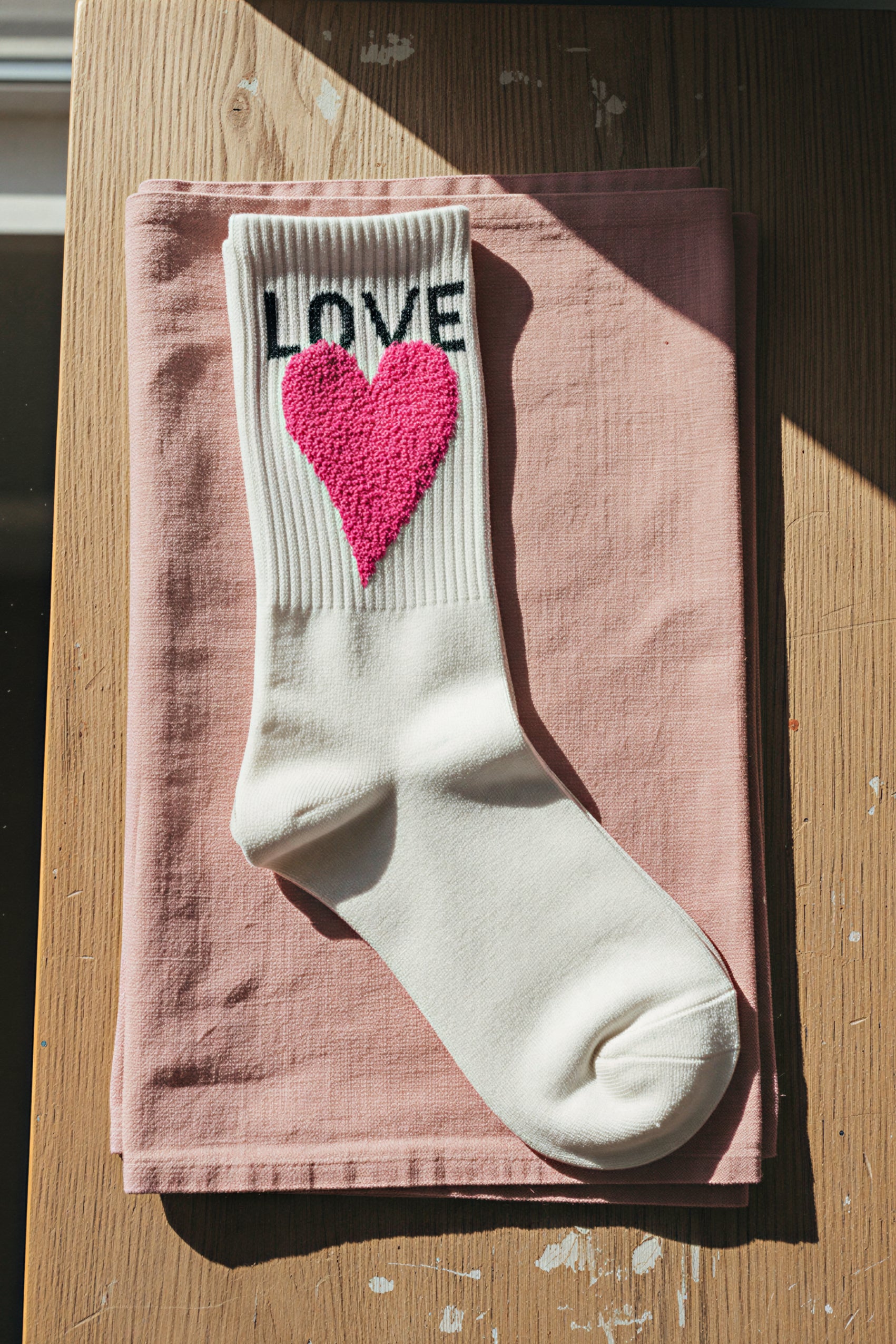 Socken mit Herz-Motiv in Weiß