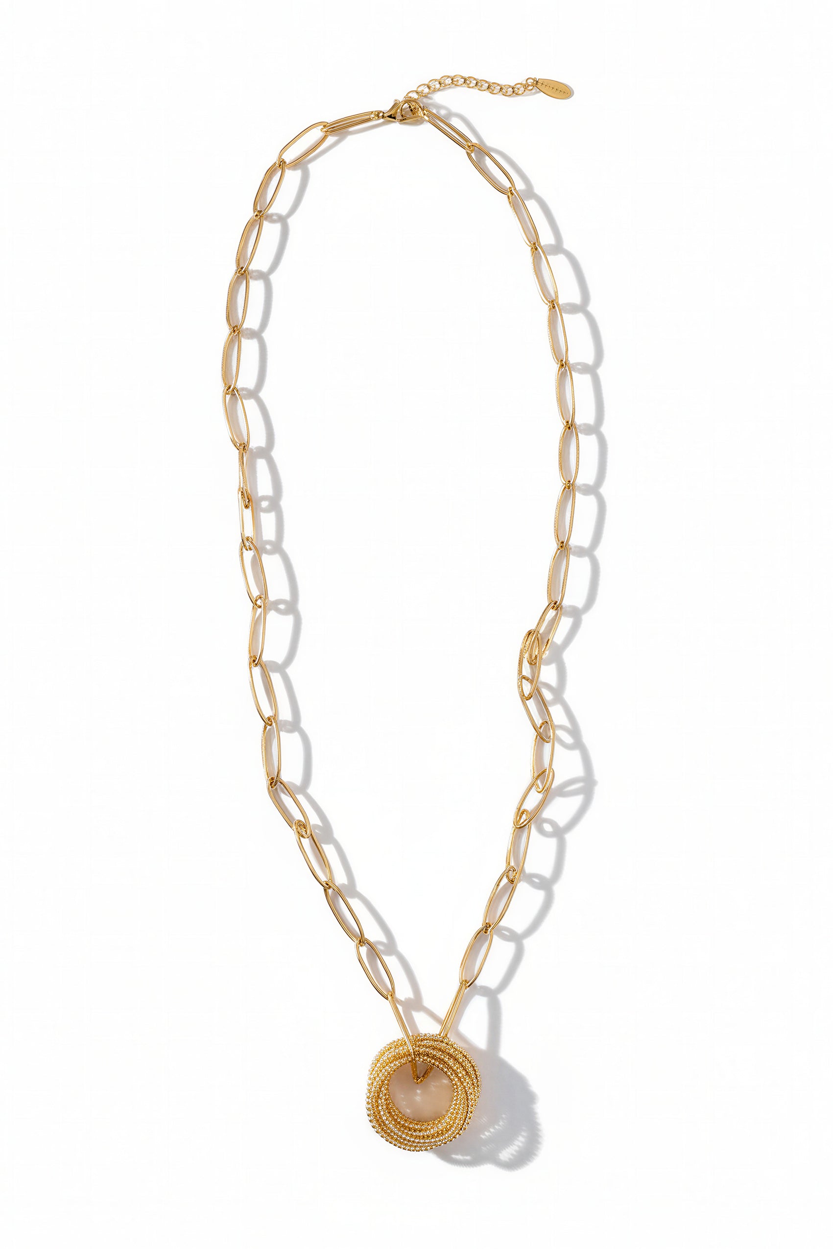 Goldene Gliederkette mit Ringen als Anhänger