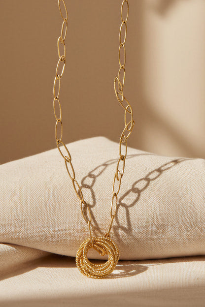 Goldene Gliederkette mit Ringen als Anhänger