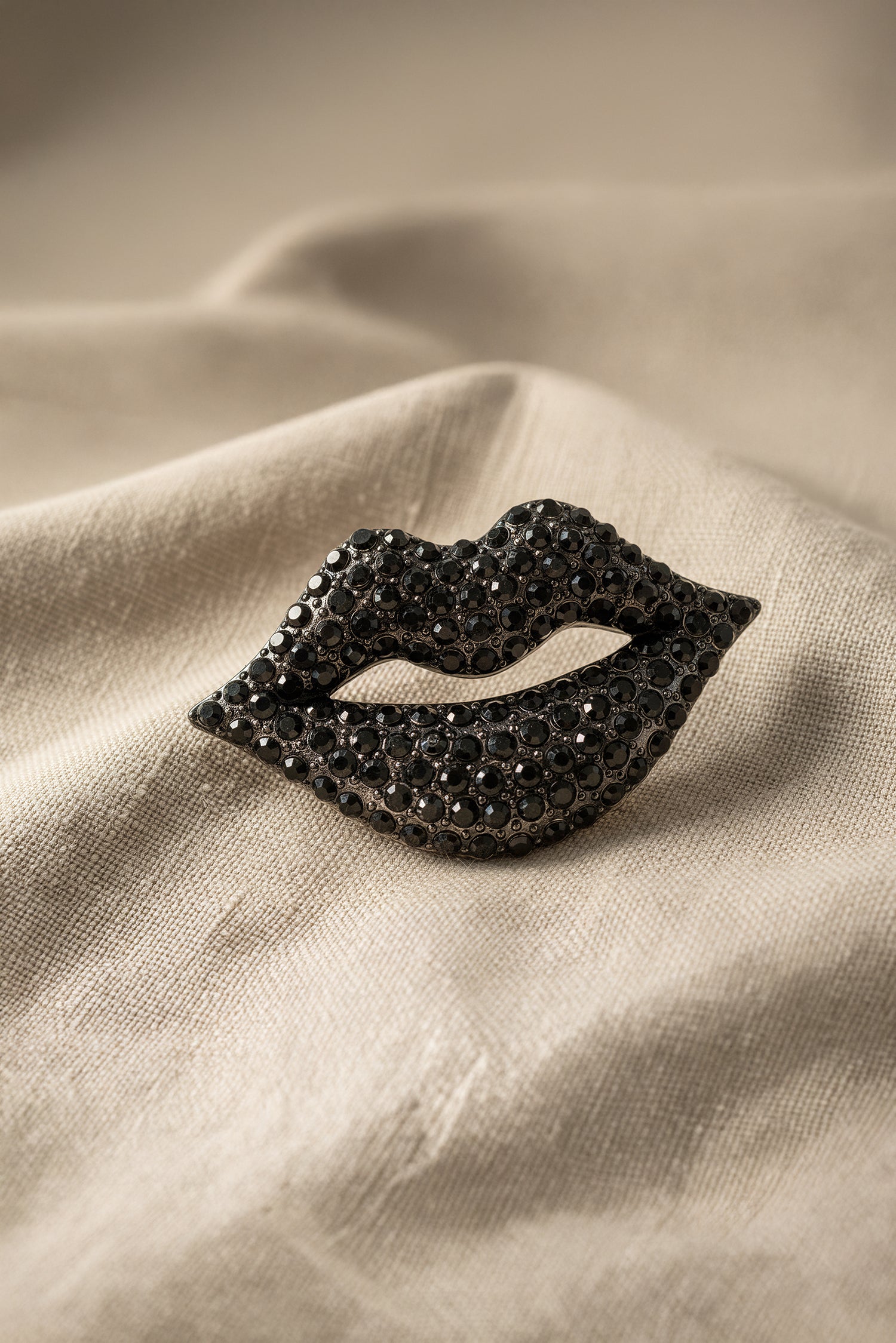 Brosche Kussmund in Schwarz