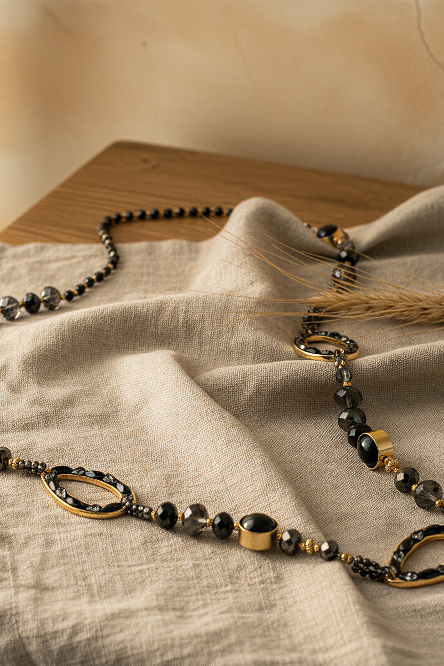 Elegante Gliederkette mit schwarzen Schmucksteinen und goldenen Oval-Elementen