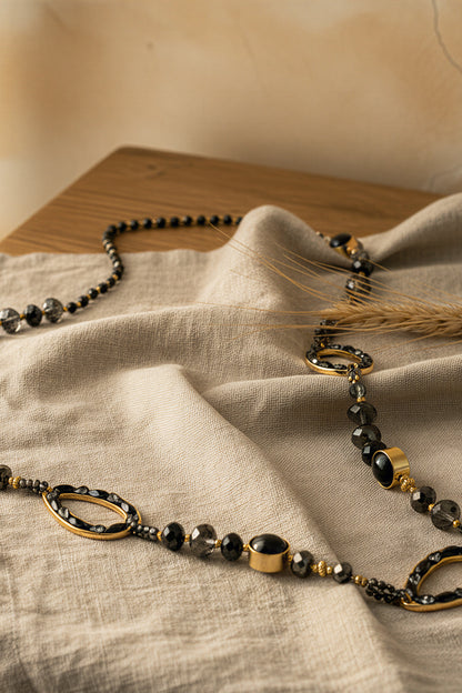 Elegante Gliederkette mit schwarzen Schmucksteinen und goldenen Oval-Elementen