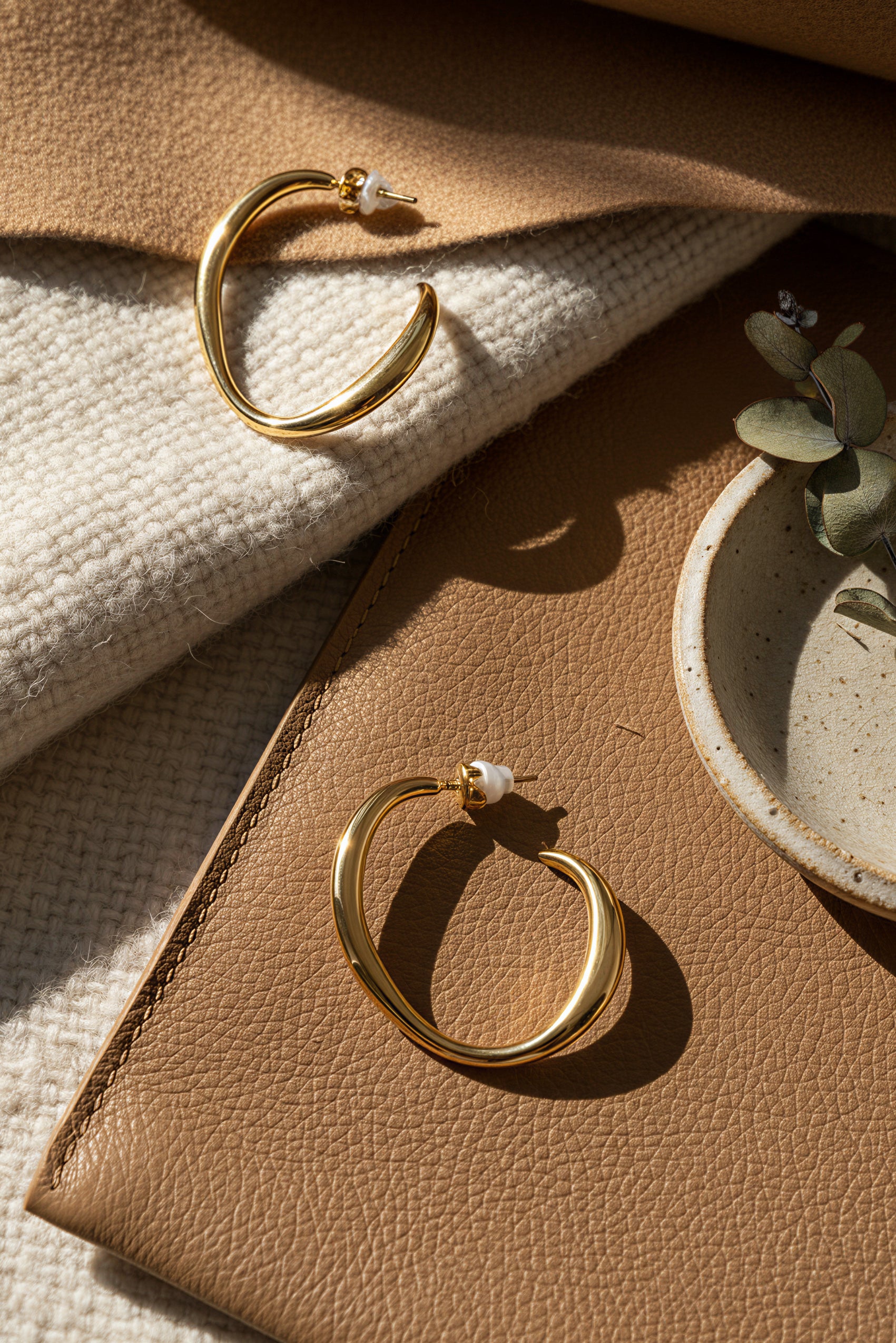 Asymmetrische Creolen in Gold