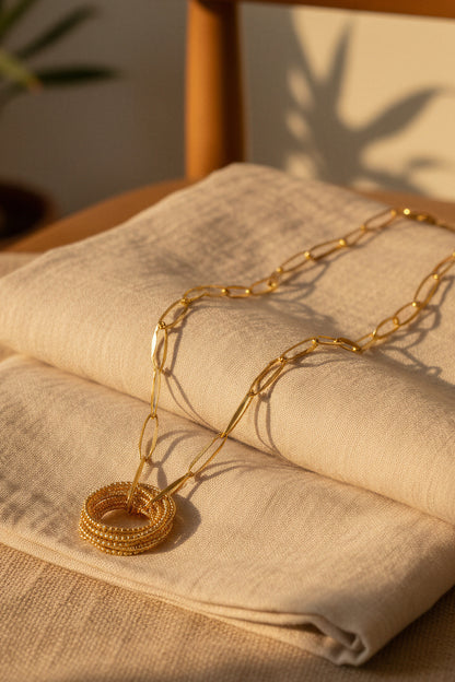 Goldene Gliederkette mit Ringen als Anhänger